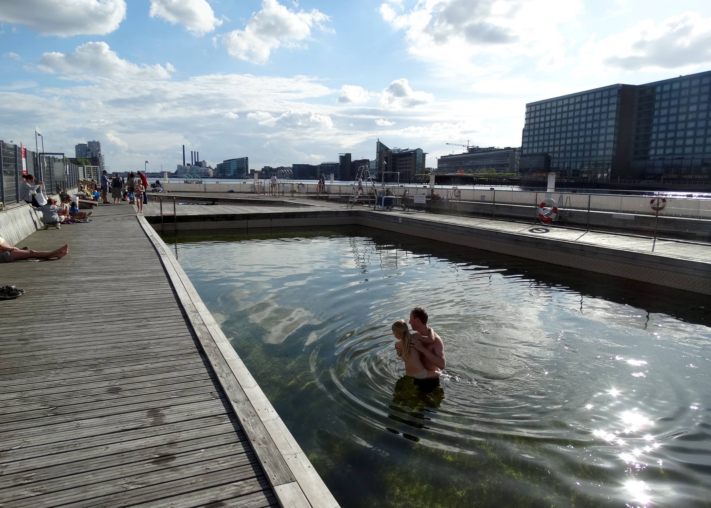Badegäste im Schwimmbecken an der Islands Brygge