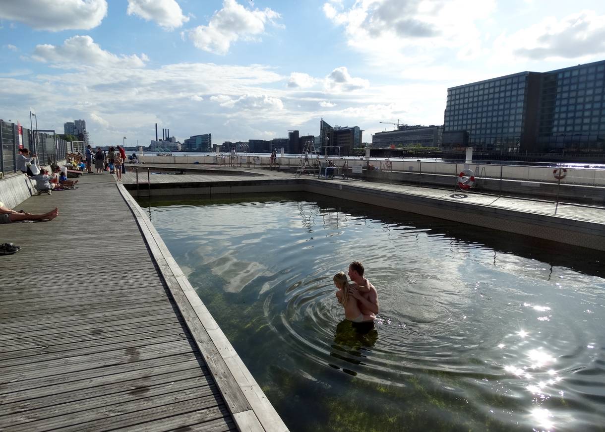 Badegäste im Schwimmbecken an der Islands Brygge