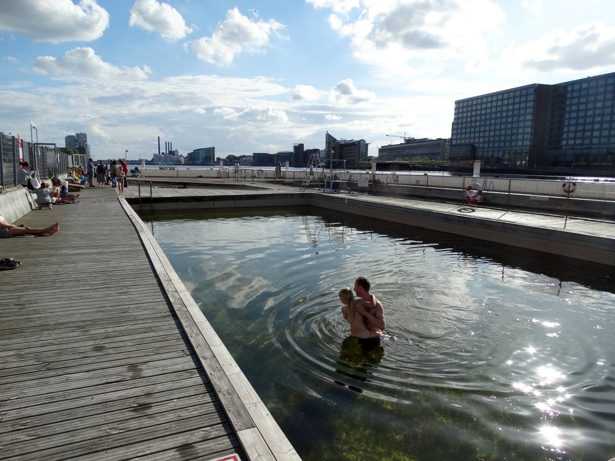 Badegäste im Schwimmbecken an der Islands Brygge