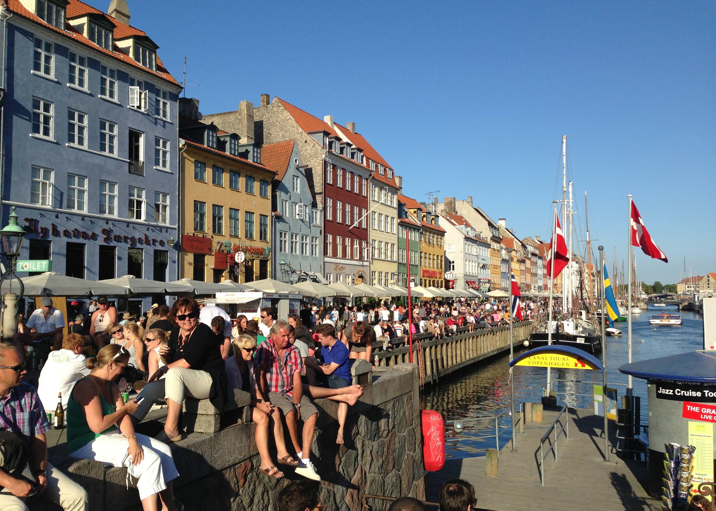 Besucher des Jazzfestivas am Nyhavn