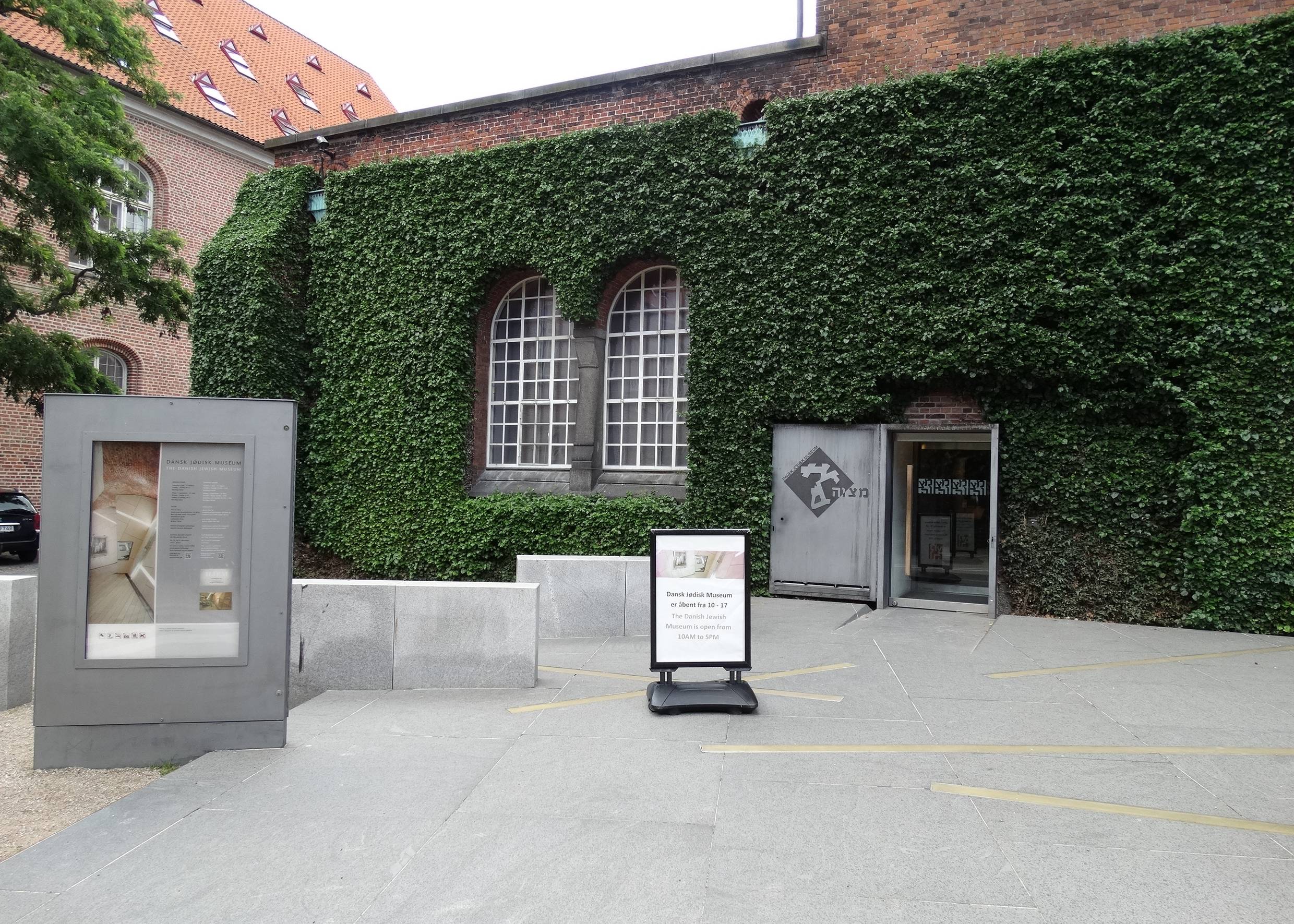 Eingang zum jüdischen Museum in der alten Bibliothek
