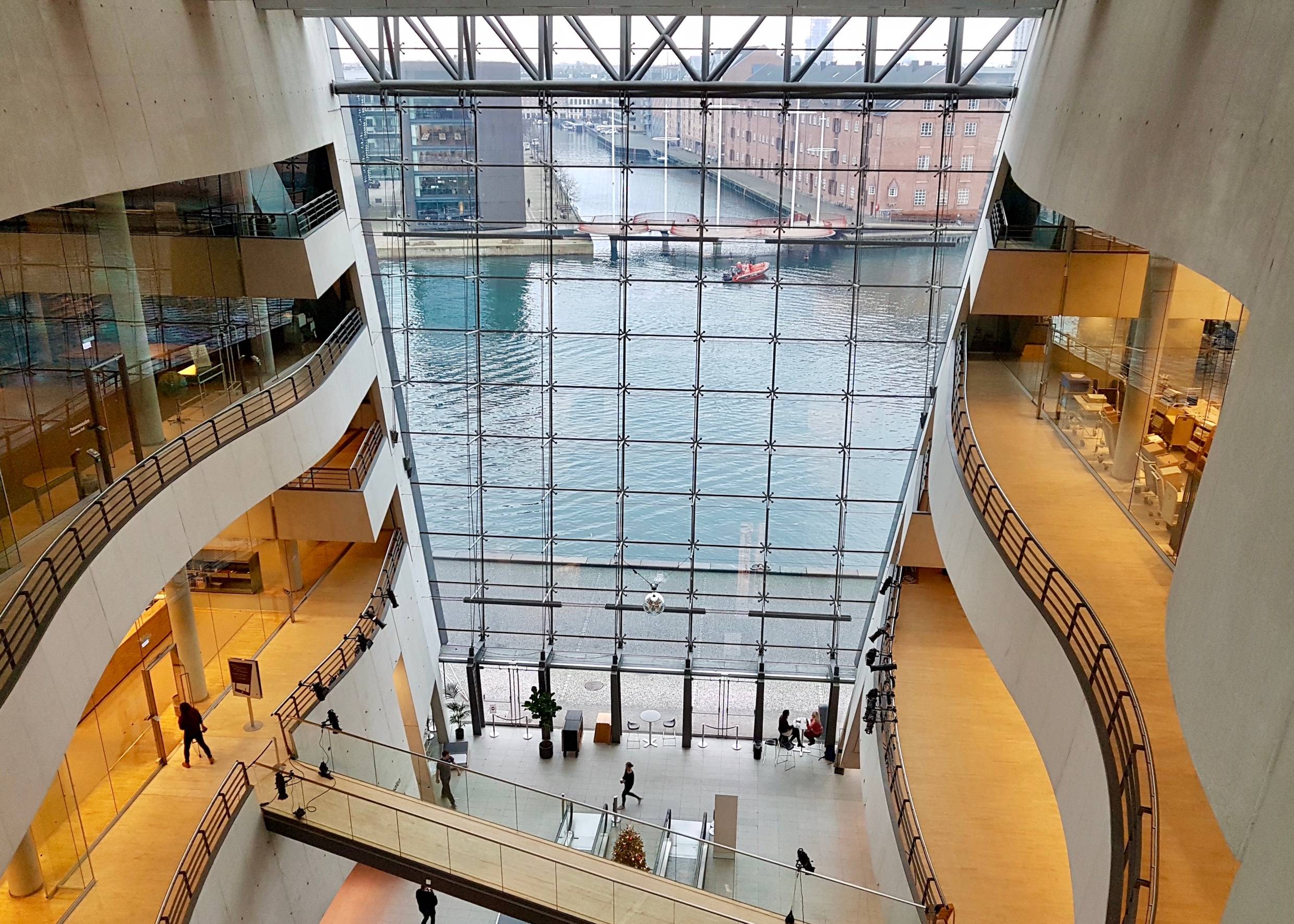 Aussicht durch die Halle der Bibliothek auf den Hafen