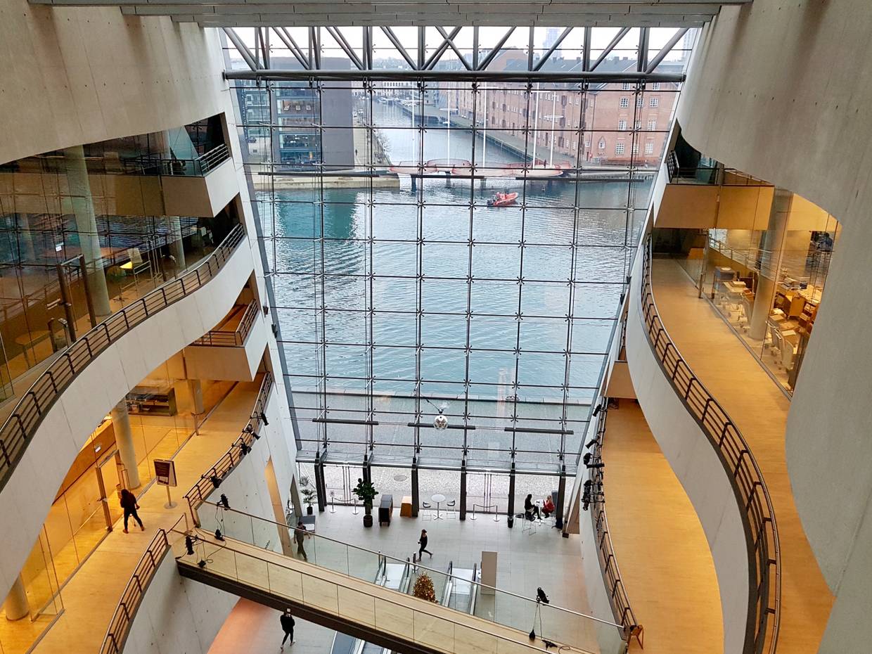 Aussicht durch die Halle der Bibliothek auf den Hafen