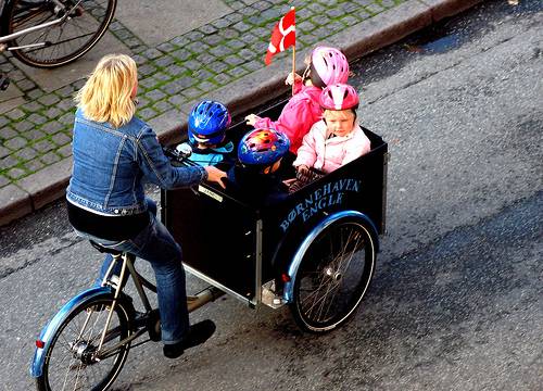 Kinder in einem Lastenfahrrad