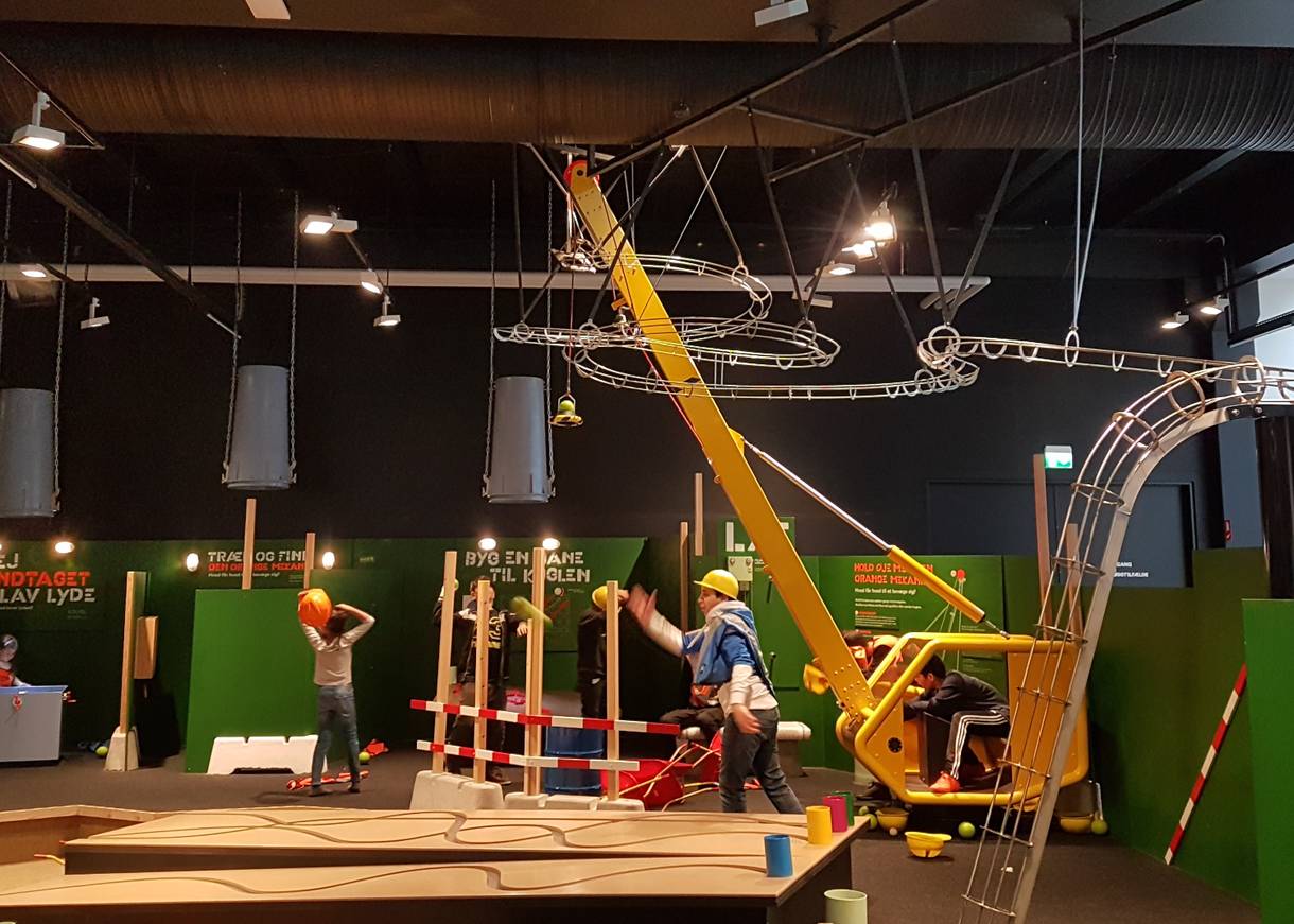 Halle mit einer nachgestellten Baustelle zum Ausprobieren für Kinder