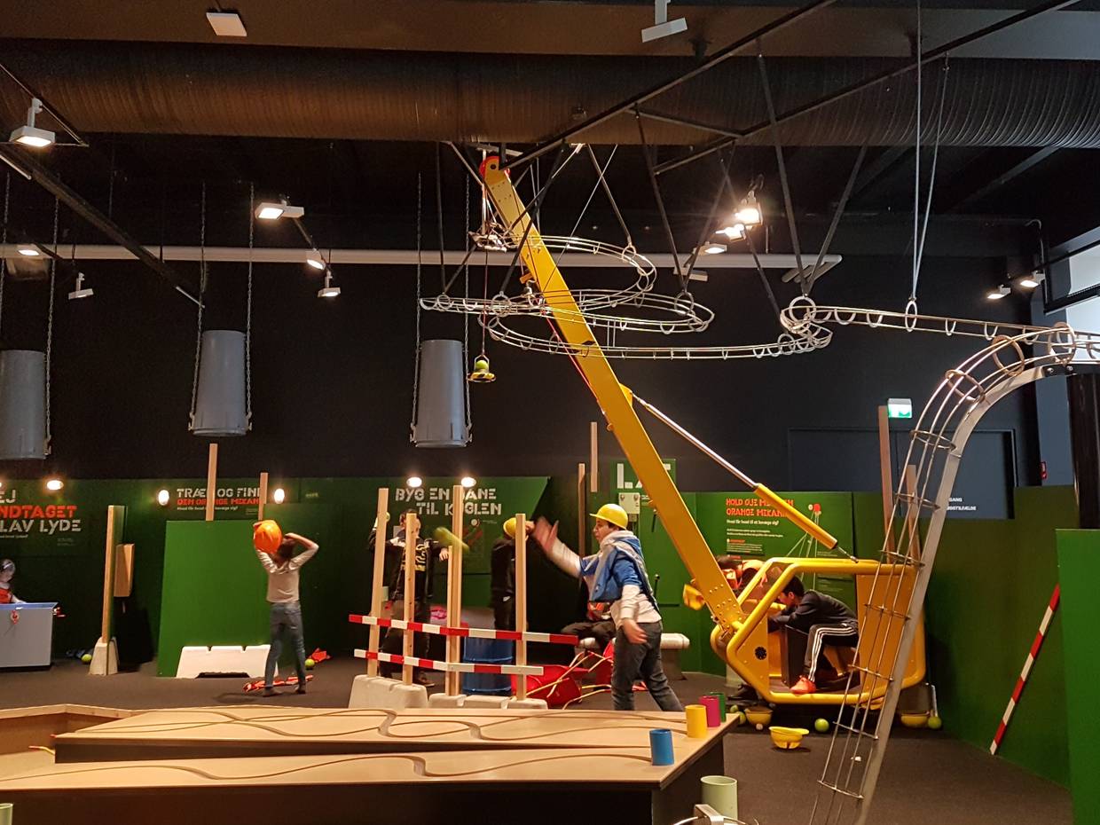 Halle mit einer nachgestellten Baustelle zum Ausprobieren für Kinder