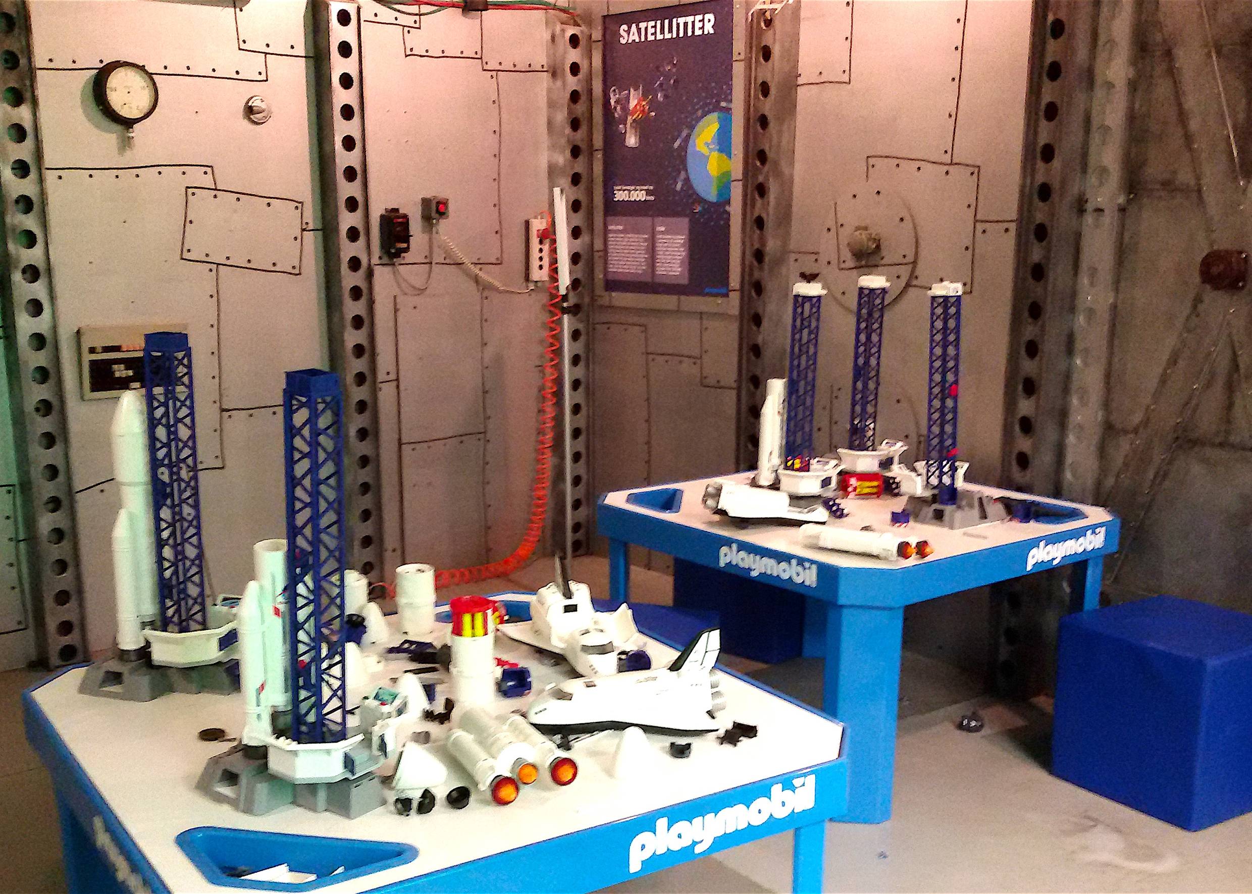 Ein Spieltisch mit einem Weltraumflughafen für Kinder