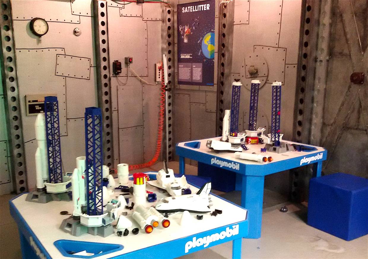 Ein Spieltisch mit einem Weltraumflughafen für Kinder