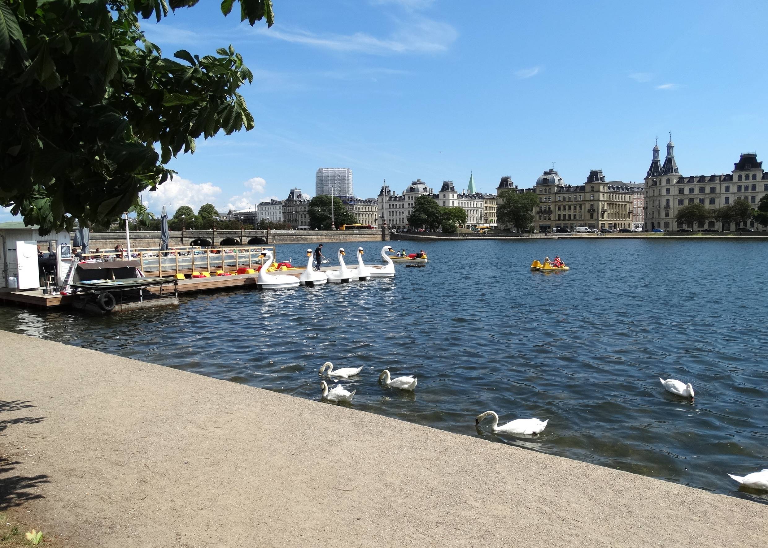 Blick von einen Bootsverleih am See, gegenüber Wohnhäuser