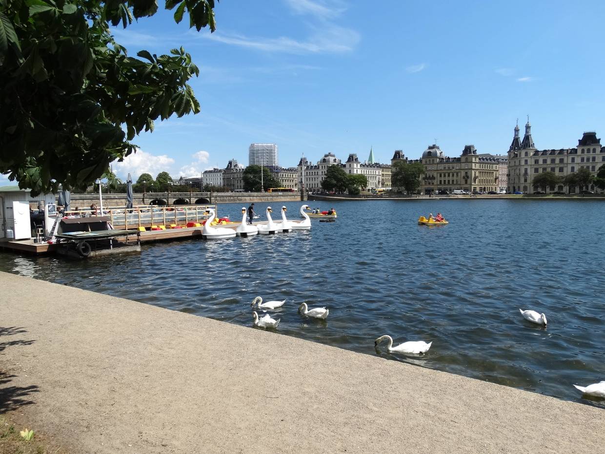 Blick von einen Bootsverleih am See, gegenüber Wohnhäuser