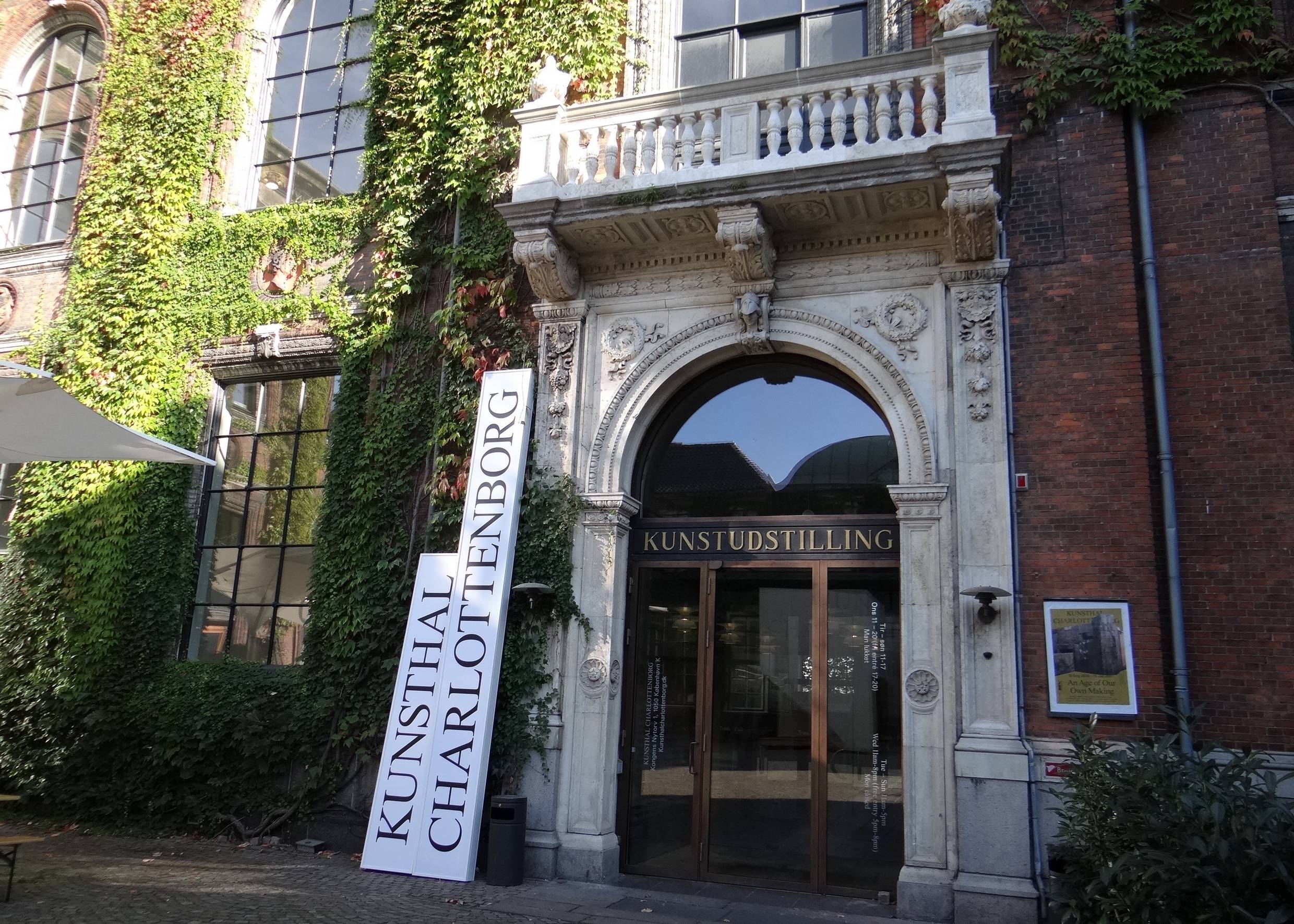 Eingang zu einer Kunstausstellung in einem alten Schloss
