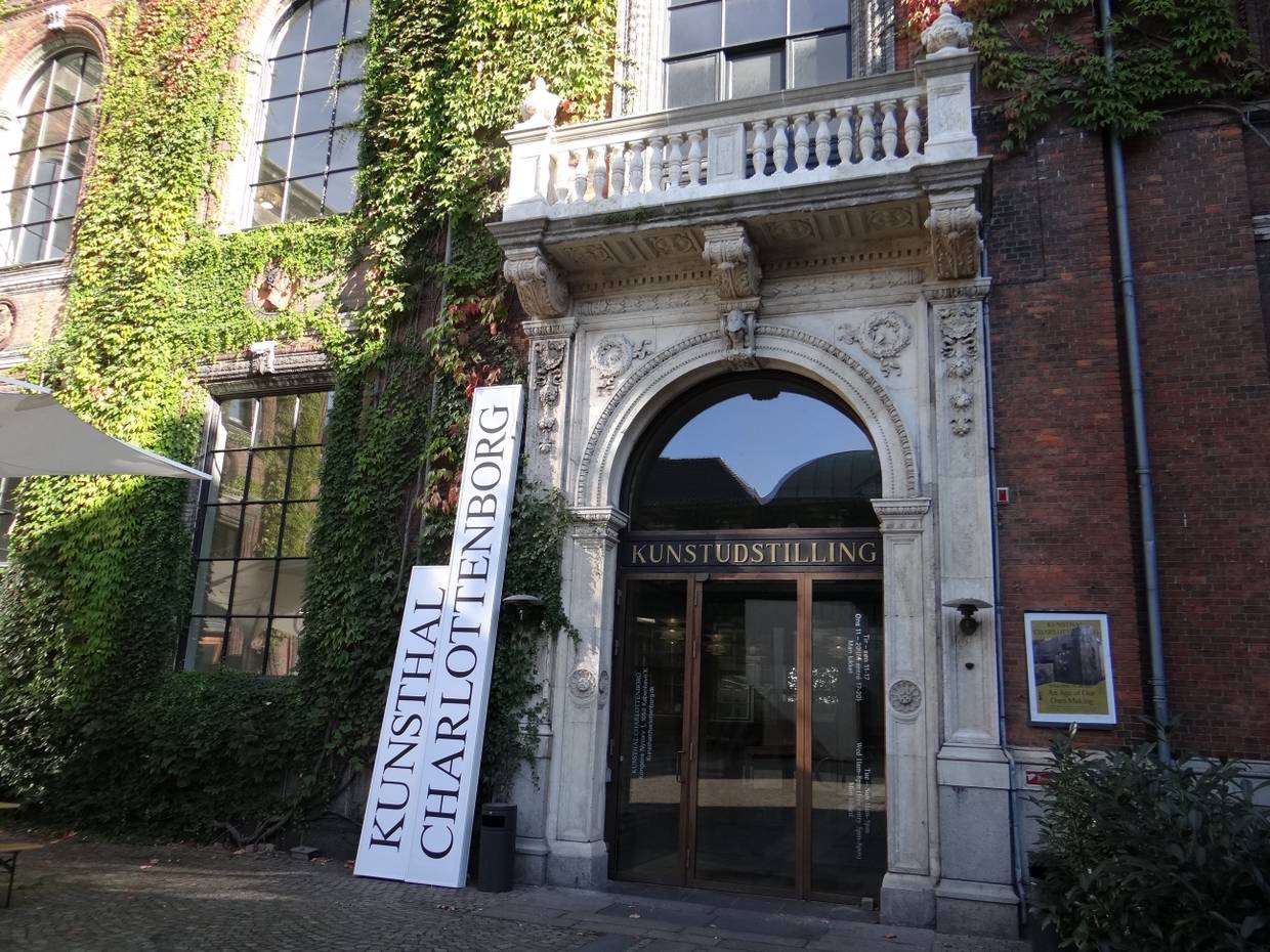 Eingang zu einer Kunstausstellung in einem alten Schloss