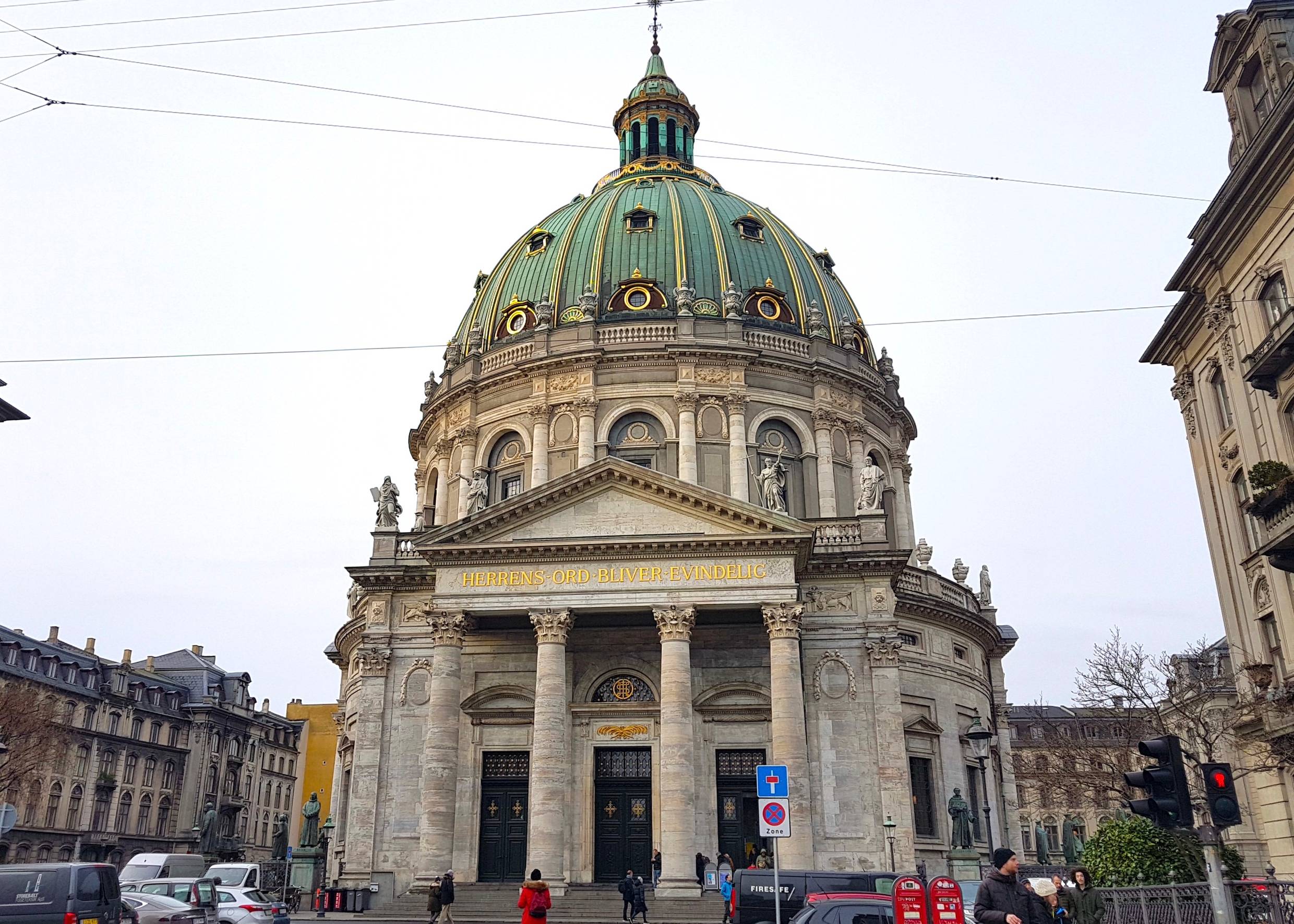 Runde Kirche mit einer grünen Kuppel