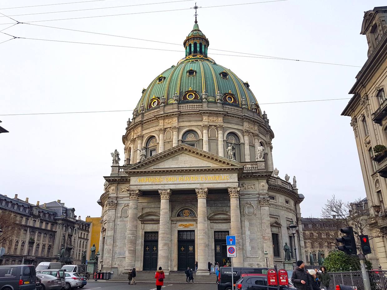 Runde Kirche mit einer grünen Kuppel