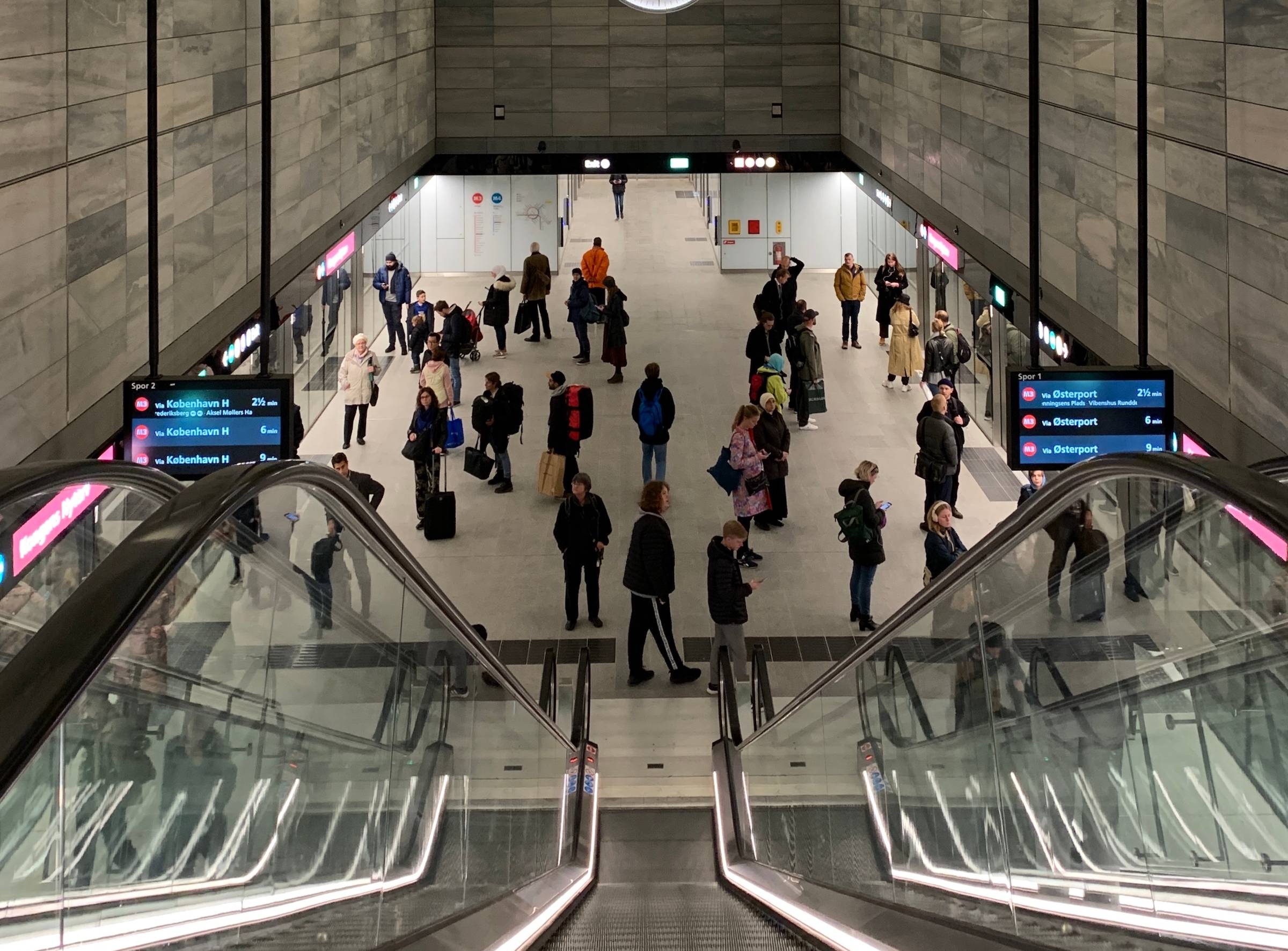 Fahrgäste an einem Metro-Bahnsteig