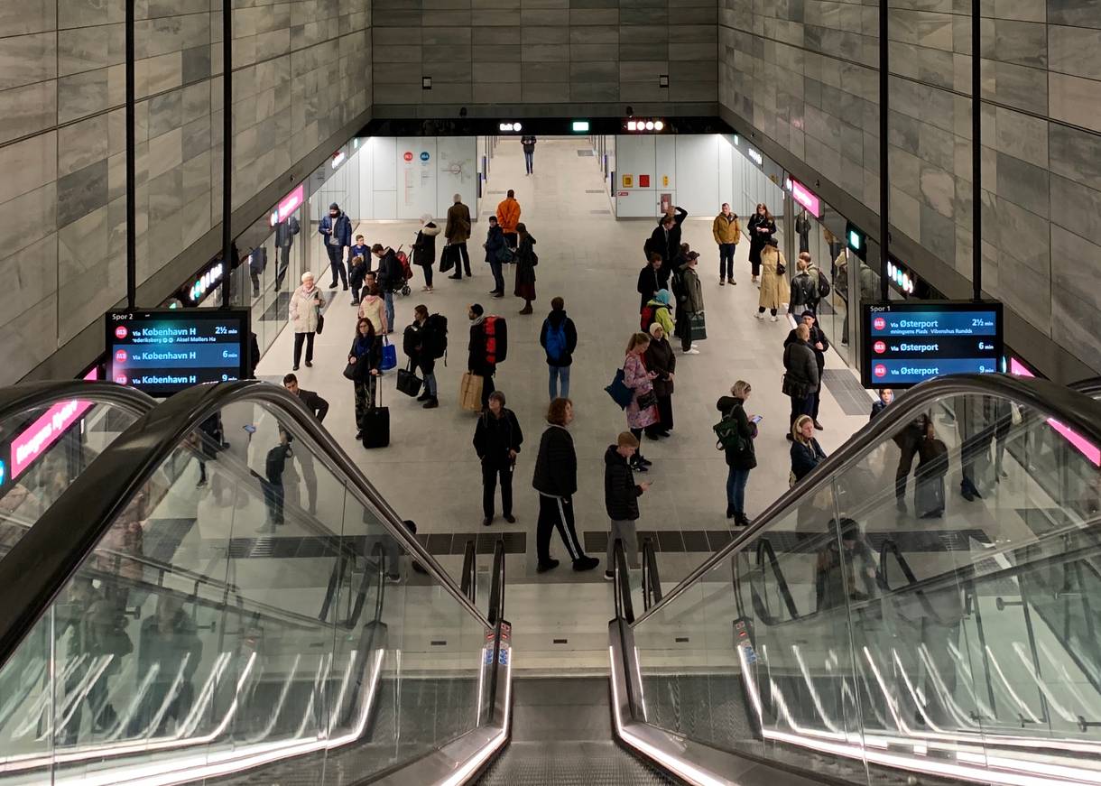 Fahrgäste an einem Metro-Bahnsteig