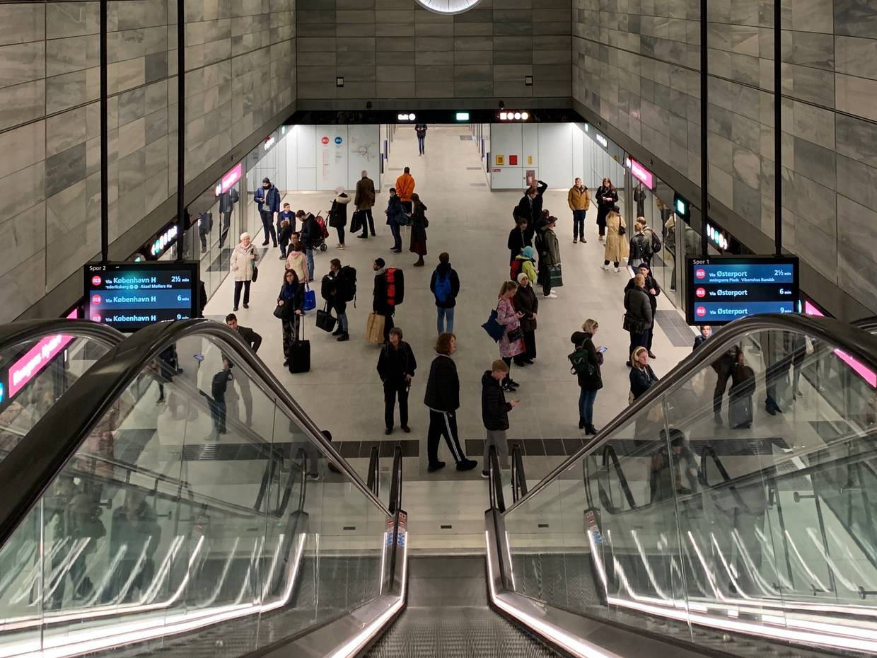 Fahrgäste an einem Metro-Bahnsteig