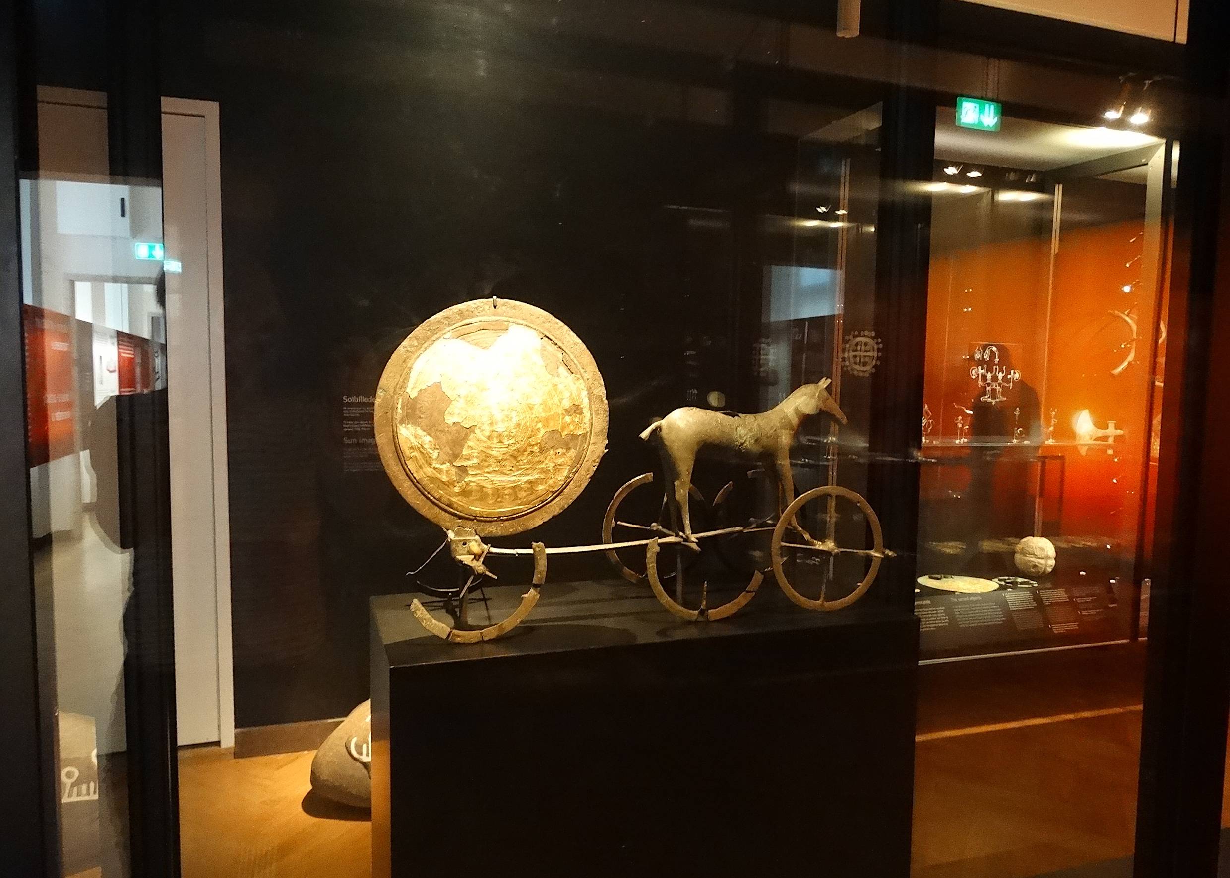 Goldene Plastik aus der Bronzezeit, eine Sonnenscheibe auf einem Pferdewagen