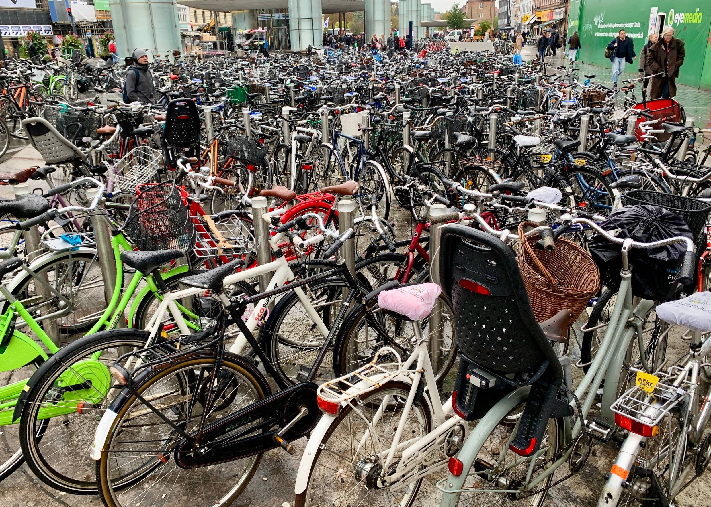 Dicht an dicht geparkte Fahrräder auf einem Platz