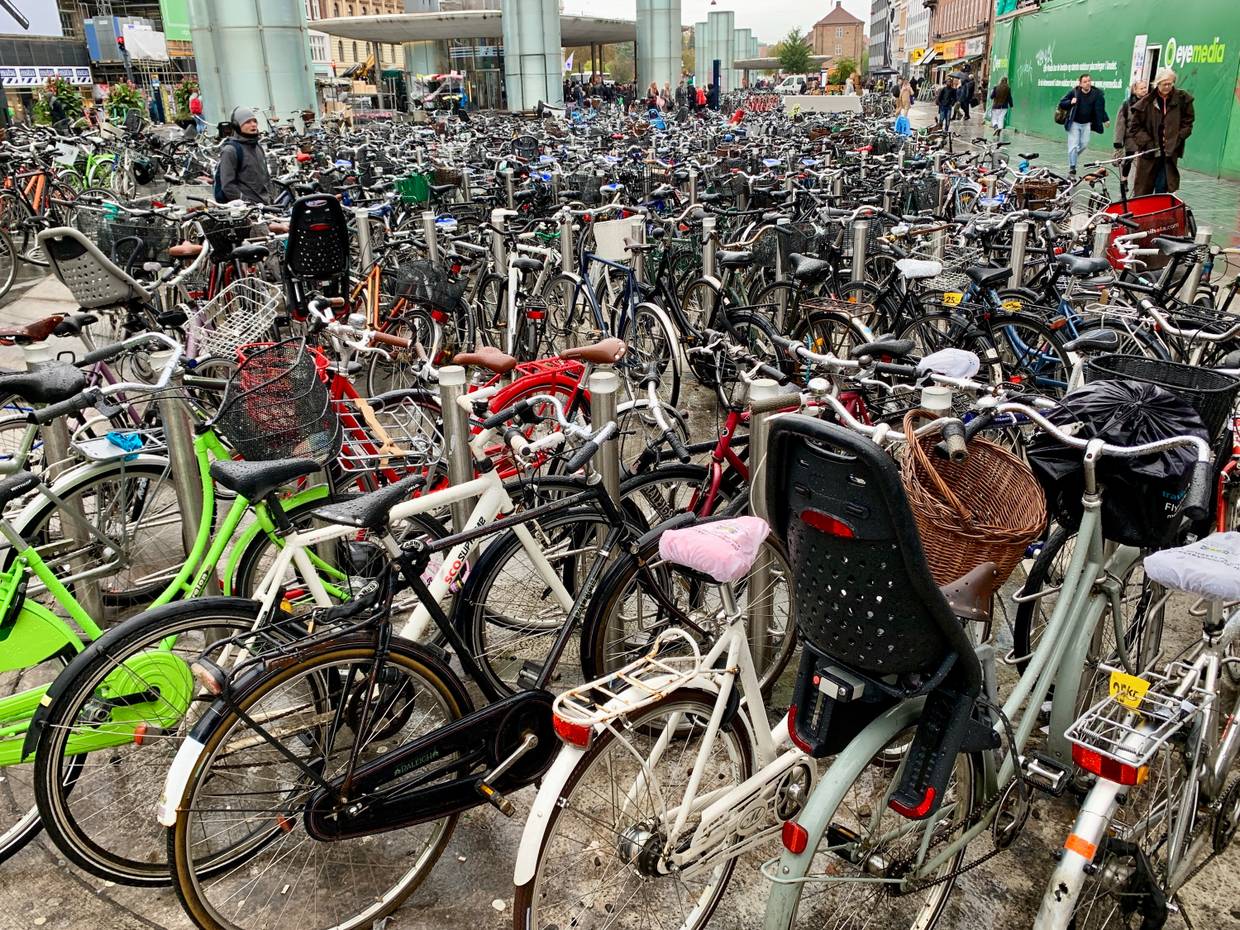 Dicht an dicht geparkte Fahrräder auf einem Platz