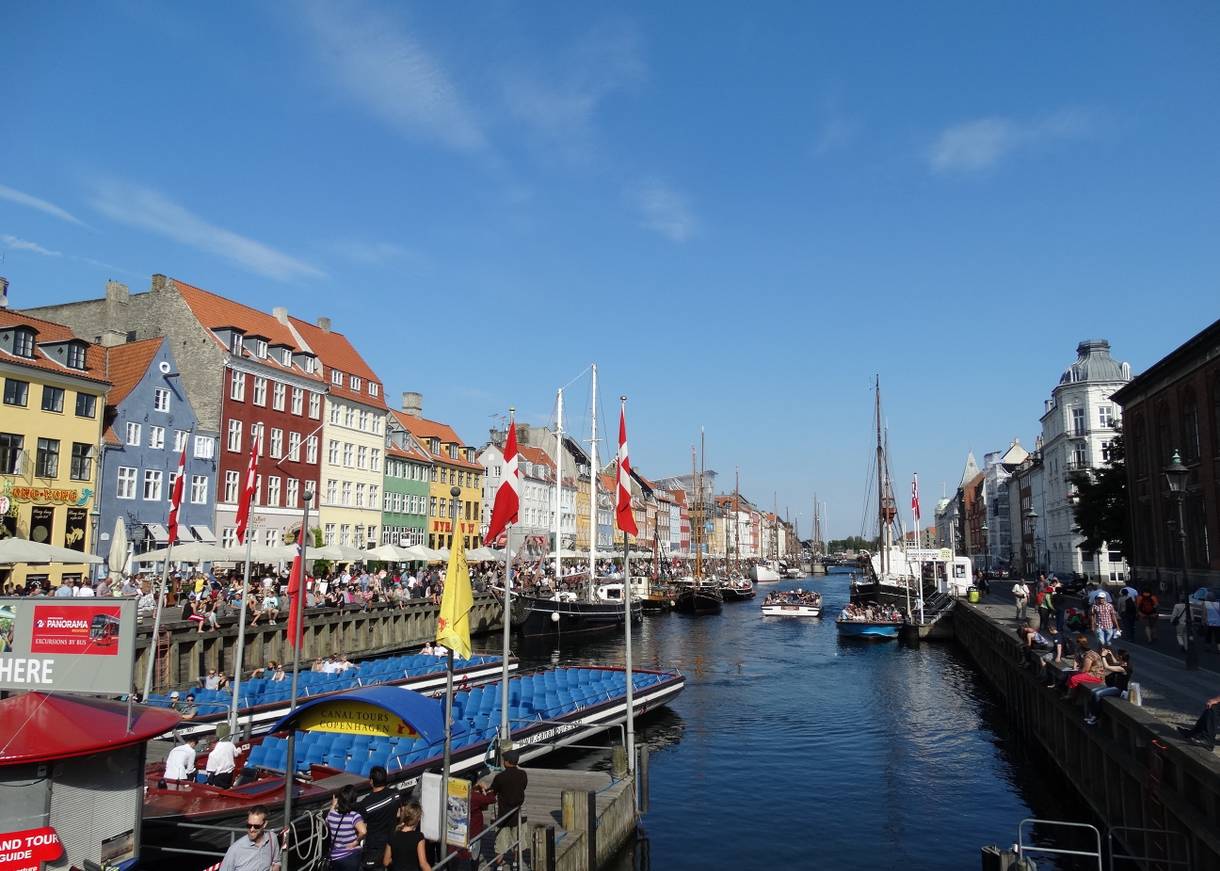 Offene Ausflugsboote im Nyhavn
