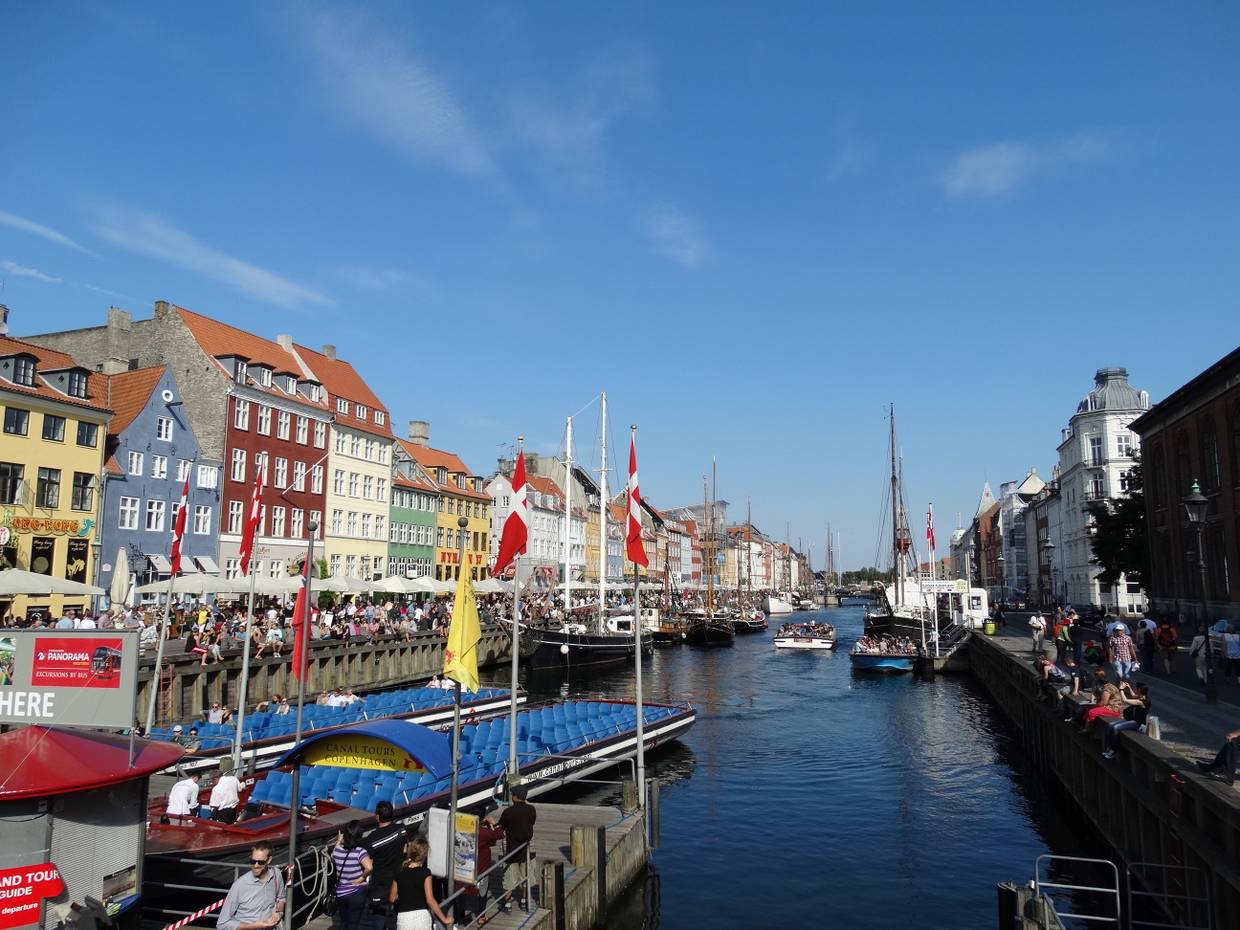 Offene Ausflugsboote im Nyhavn