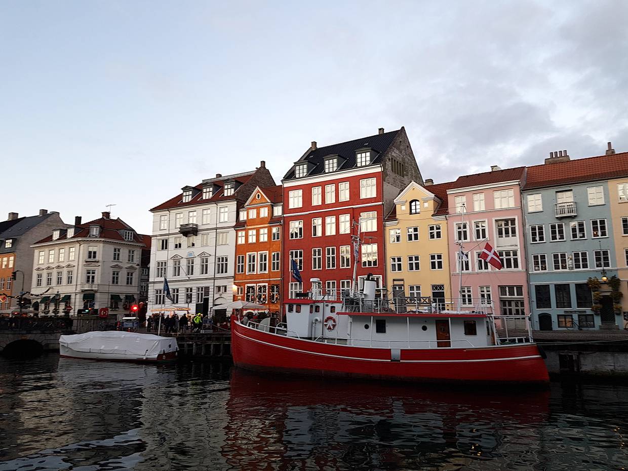 Boote vor bunten Häusern in der Abenddämmerung