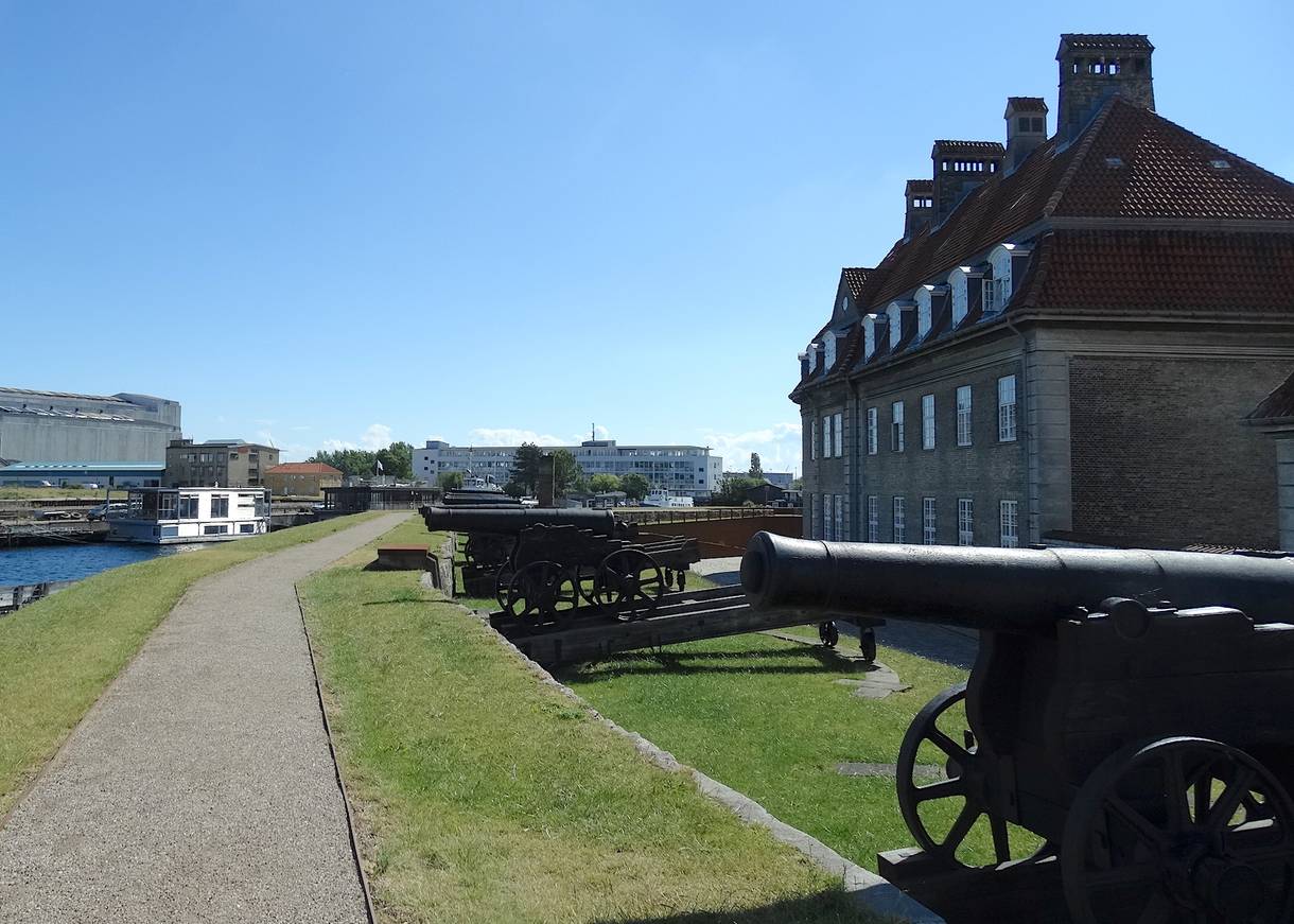 Alte Kanonen vor einem alten Militätgebäude