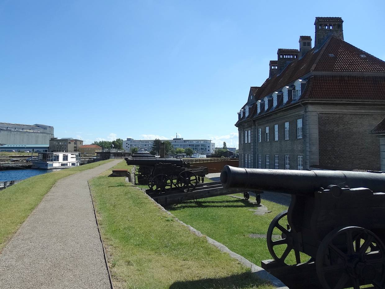 Alte Kanonen vor einem alten Militätgebäude