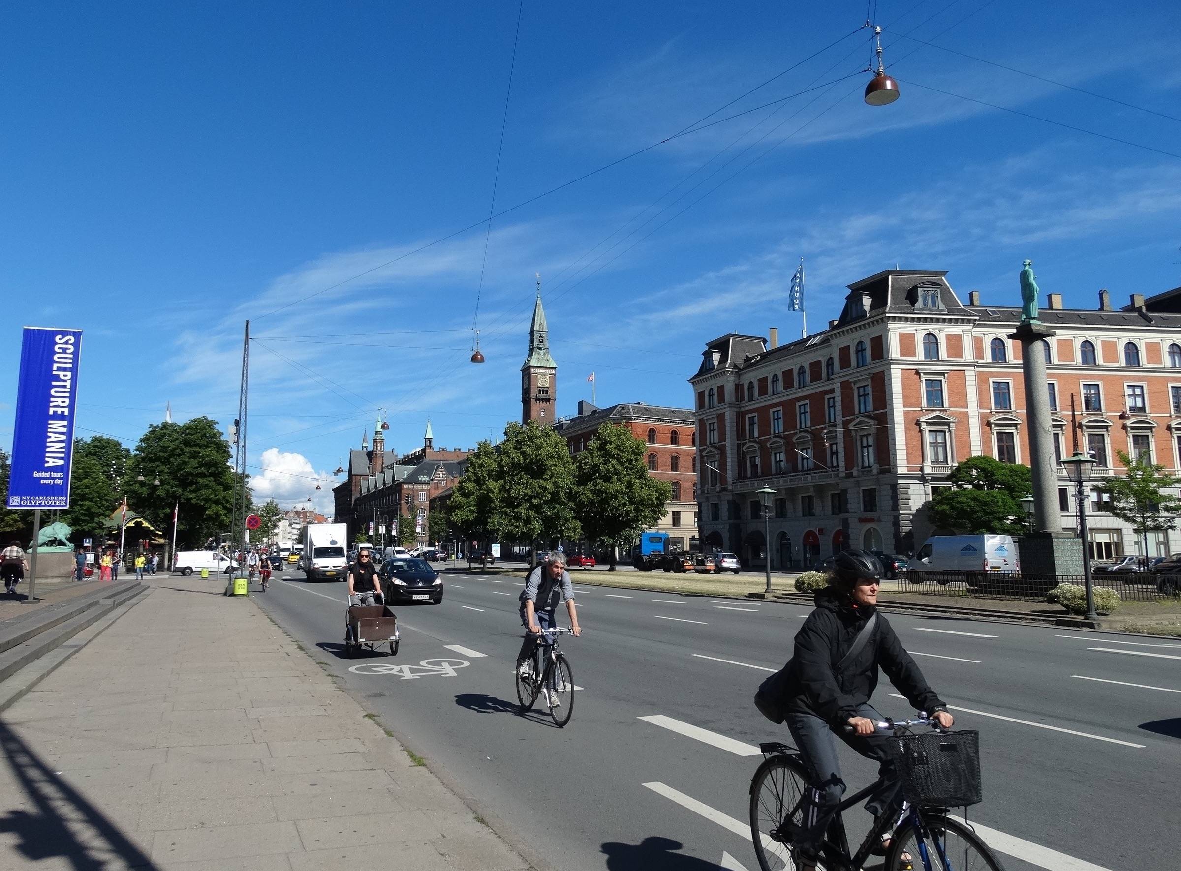 Radfahrer auf einer Hauptverkehrsstraße in Kopenhagen