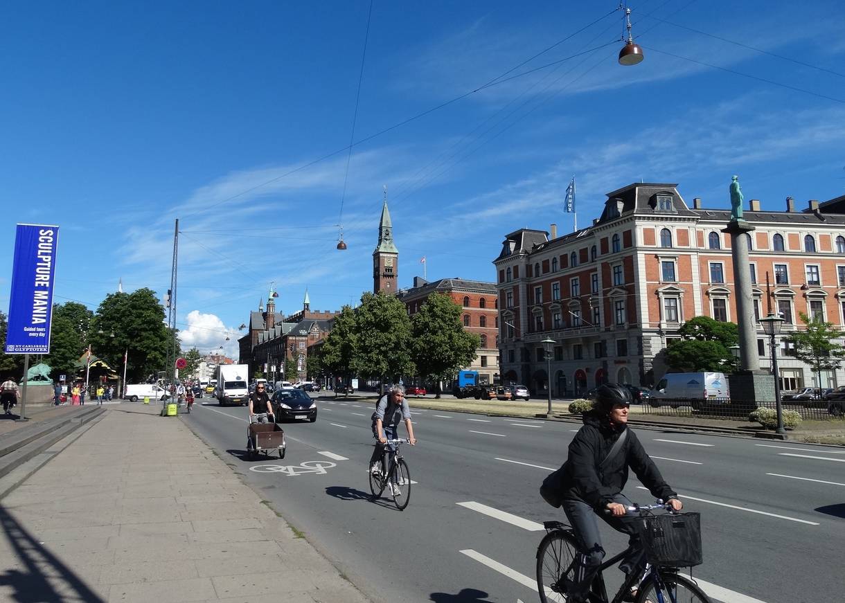 Radfahrer auf einer Hauptverkehrsstraße in Kopenhagen