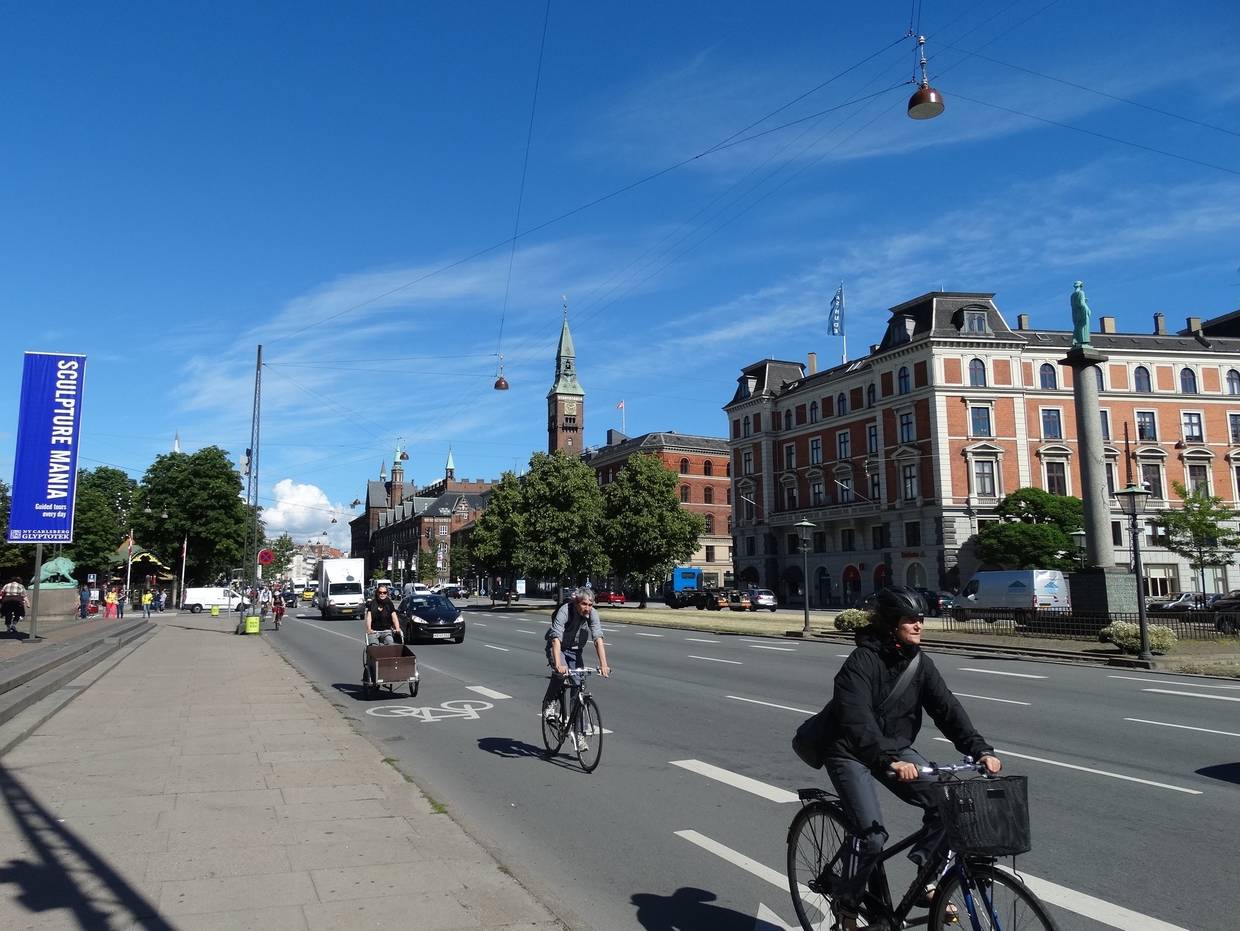 Radfahrer auf einer Hauptverkehrsstraße in Kopenhagen