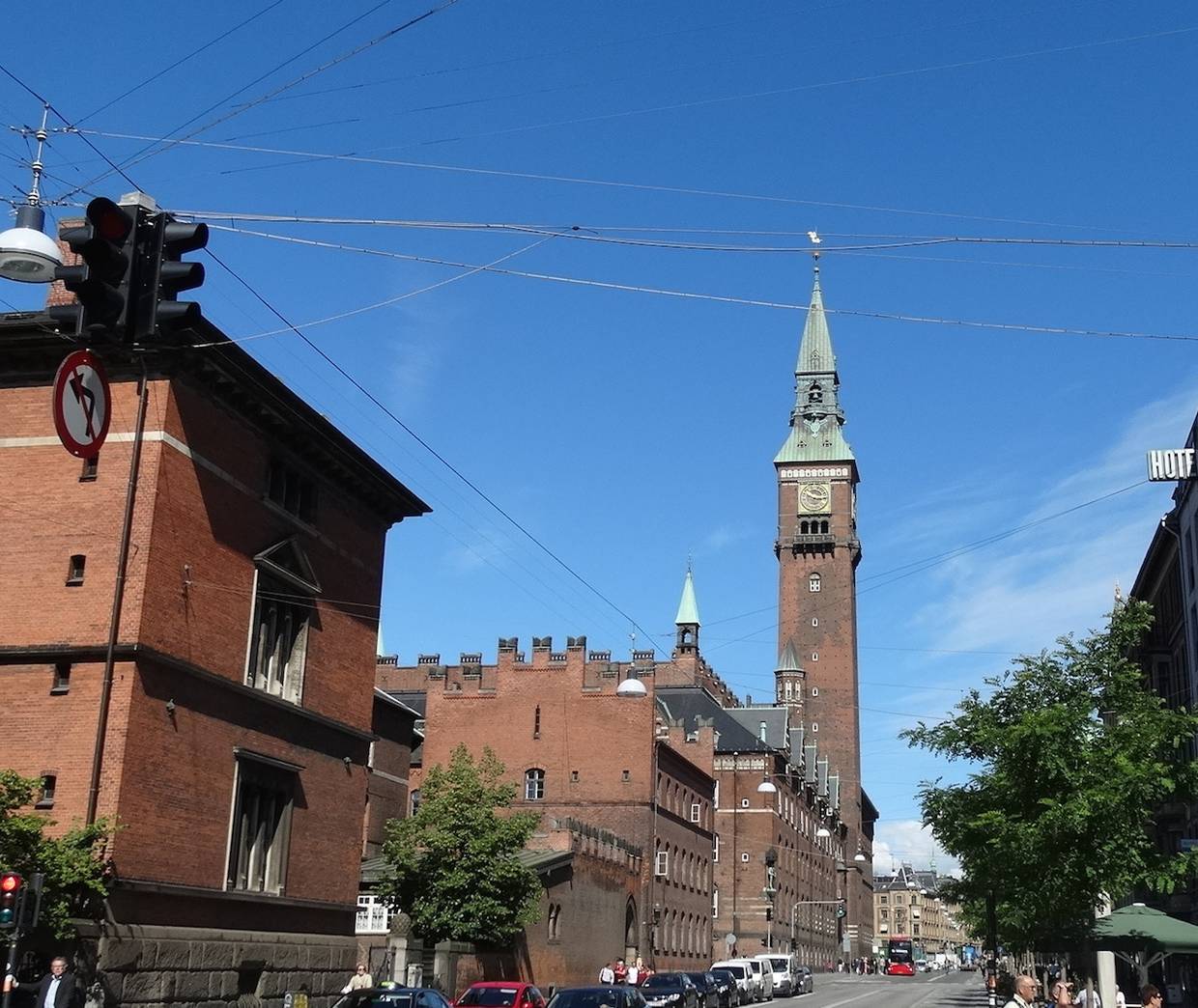 Der Rathausturm am Ende einer Straße mit Radfahrern