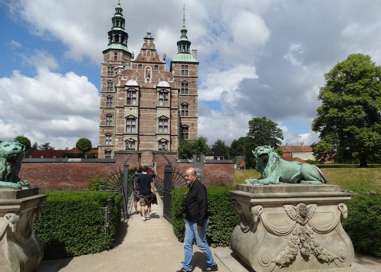 Blick auf Schloss Rosenborg durch eines der Eingangstore in den Garten