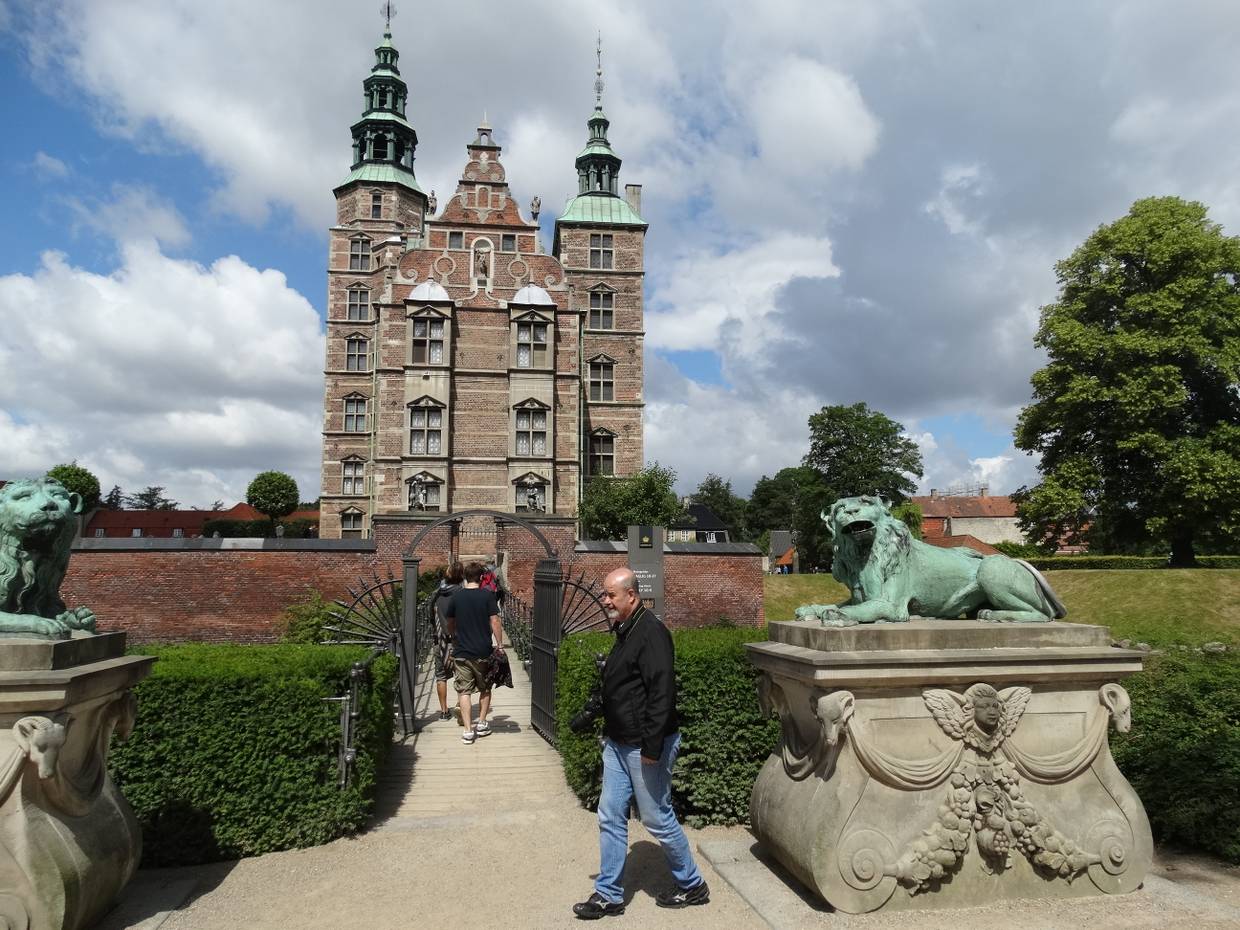 Blick auf Schloss Rosenborg durch eines der Eingangstore in den Garten