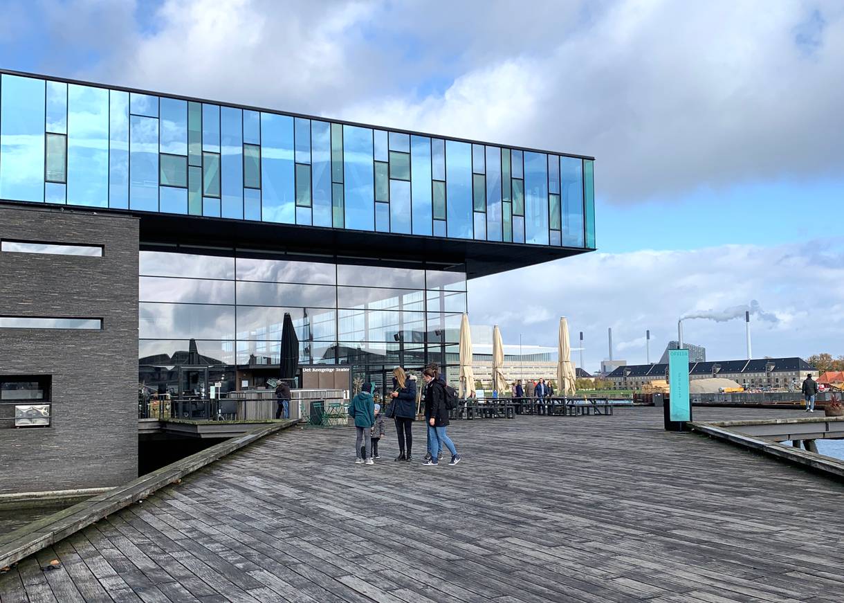 Das Schauspielhaus auf eienr Holzterrasse am Hafen