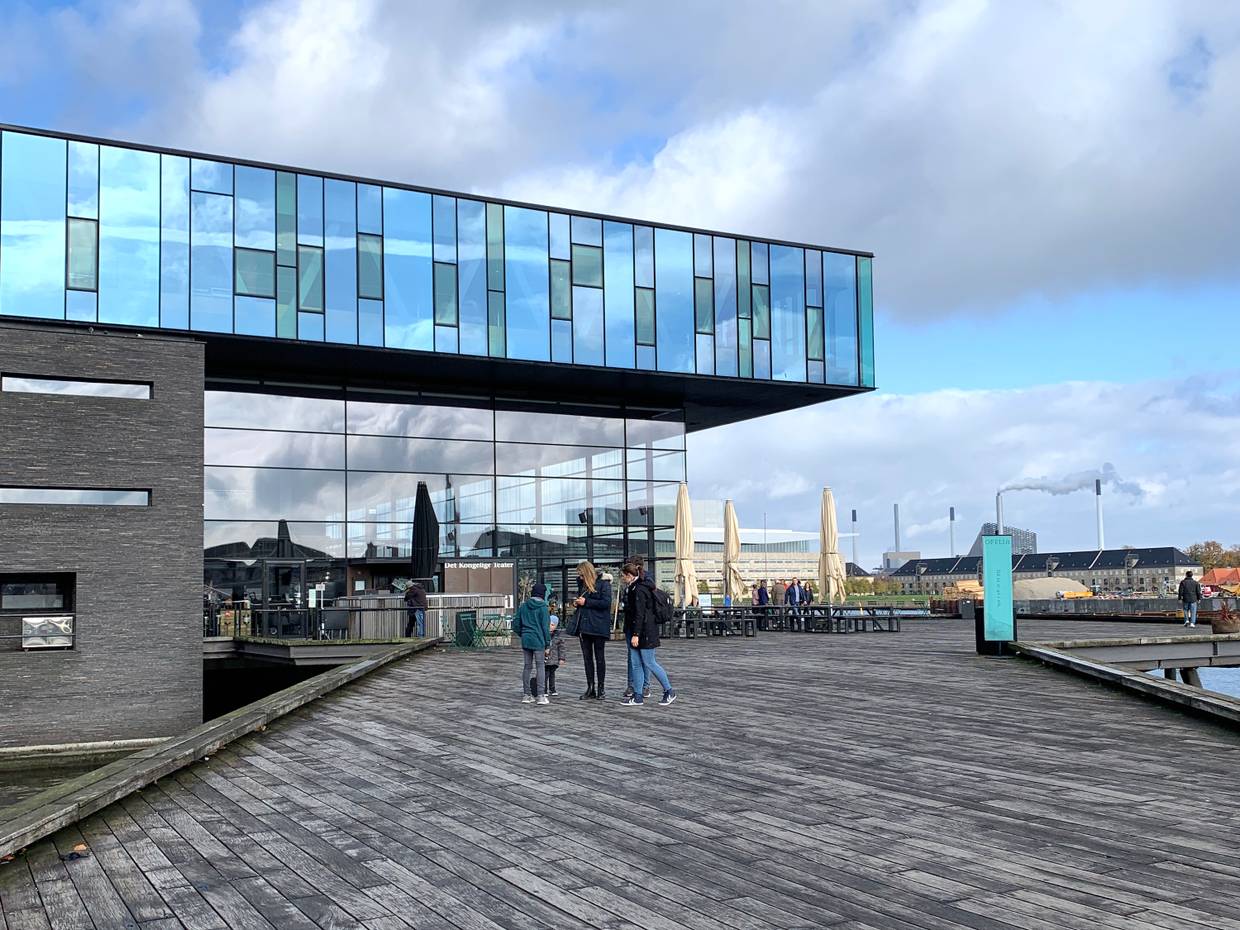 Das Schauspielhaus auf eienr Holzterrasse am Hafen