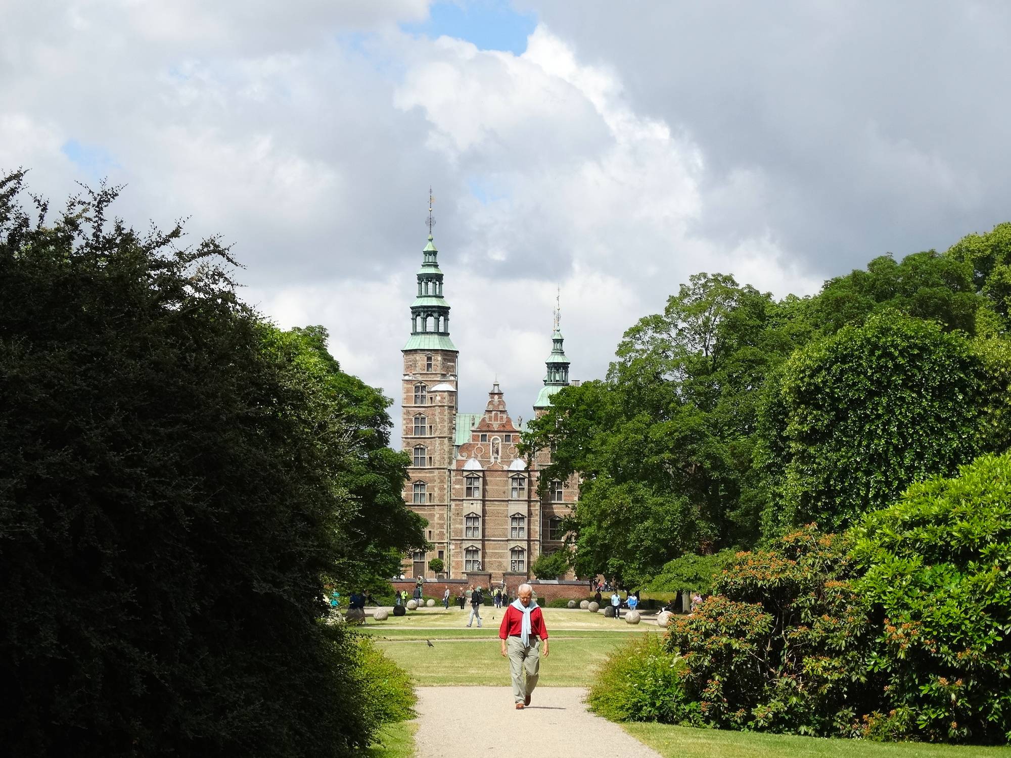 Weg zum Schloss Rosenborg durch den Park