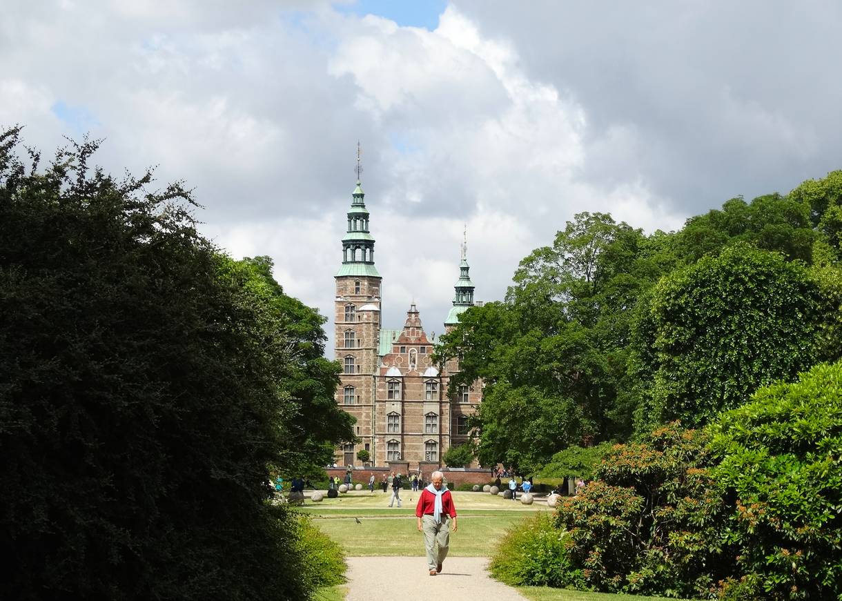 Weg zum Schloss Rosenborg durch den Park