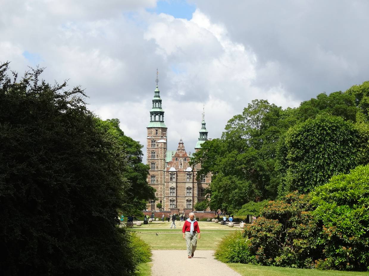 Weg zum Schloss Rosenborg durch den Park