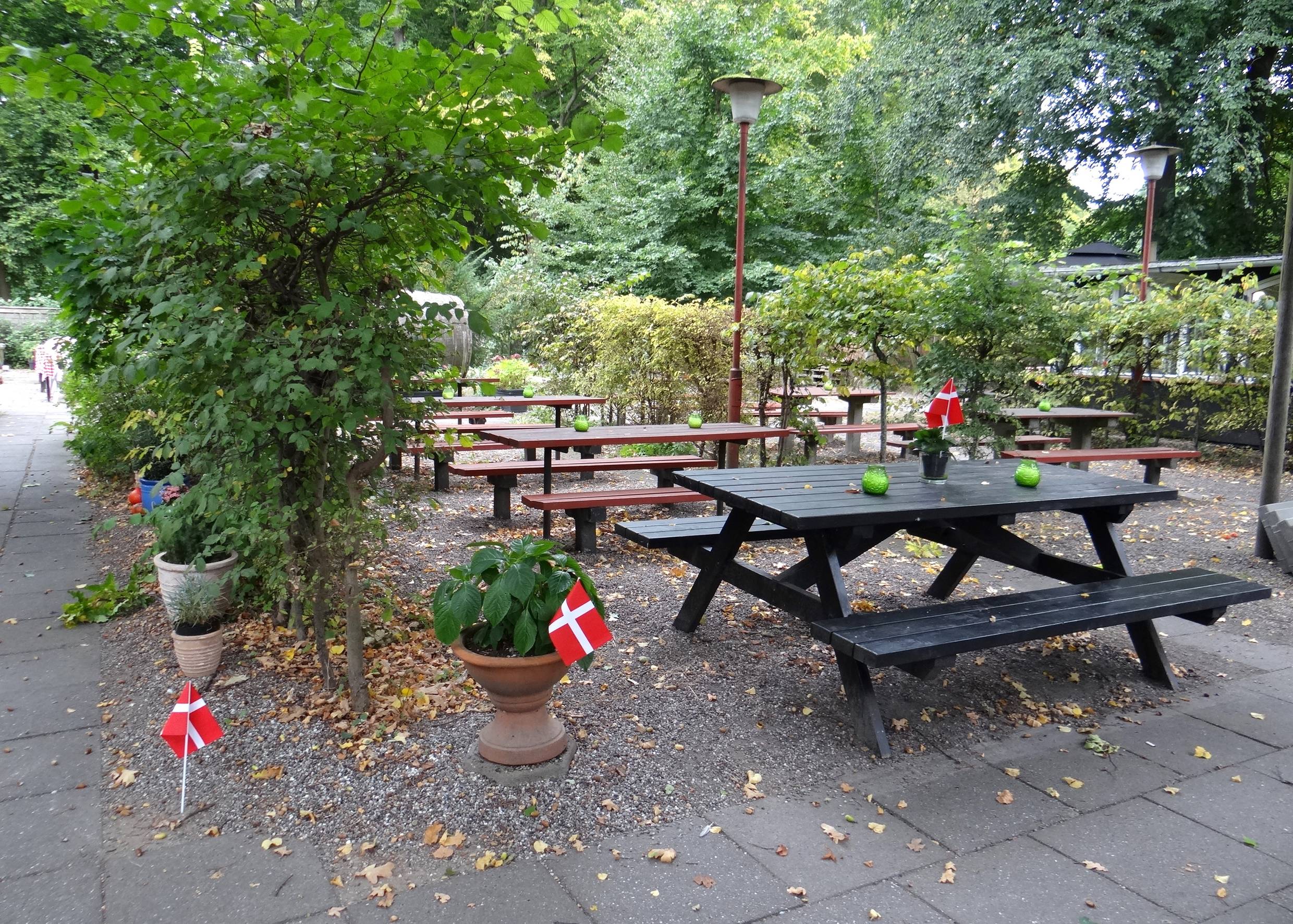 Herbstlicher Garten eines Restaurants