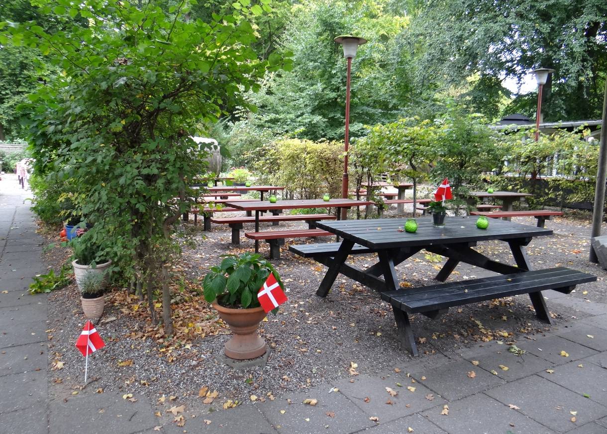 Herbstlicher Garten eines Restaurants
