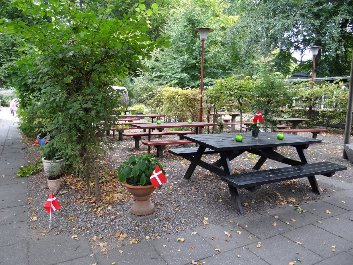 Herbstlicher Garten eines Restaurants