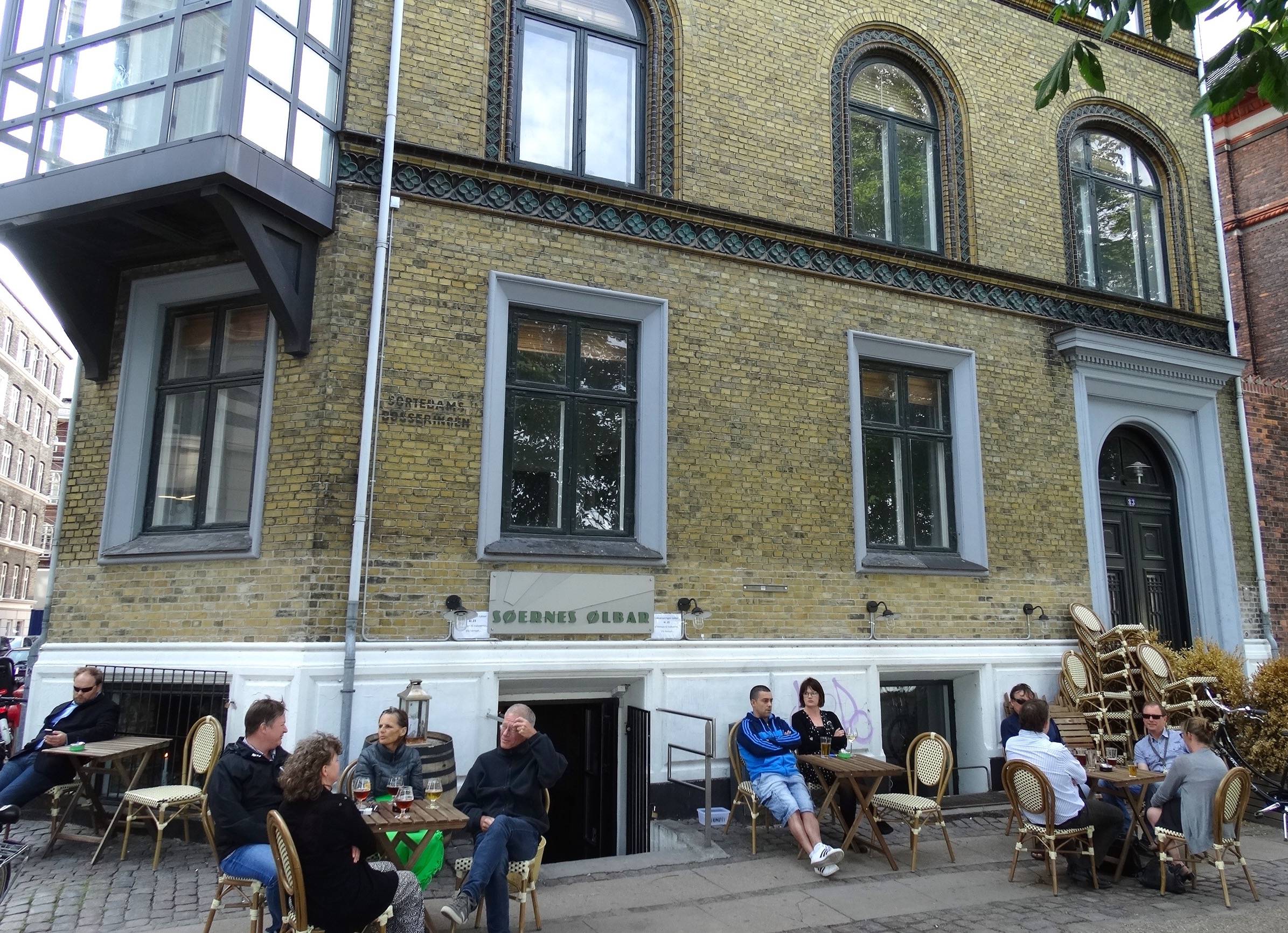 Feierabendbier in einer Bierbar am See