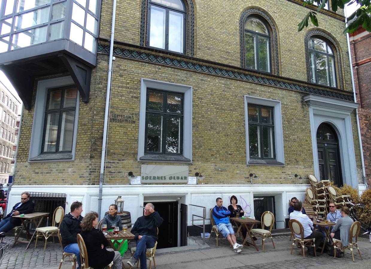 Feierabendbier in einer Bierbar am See
