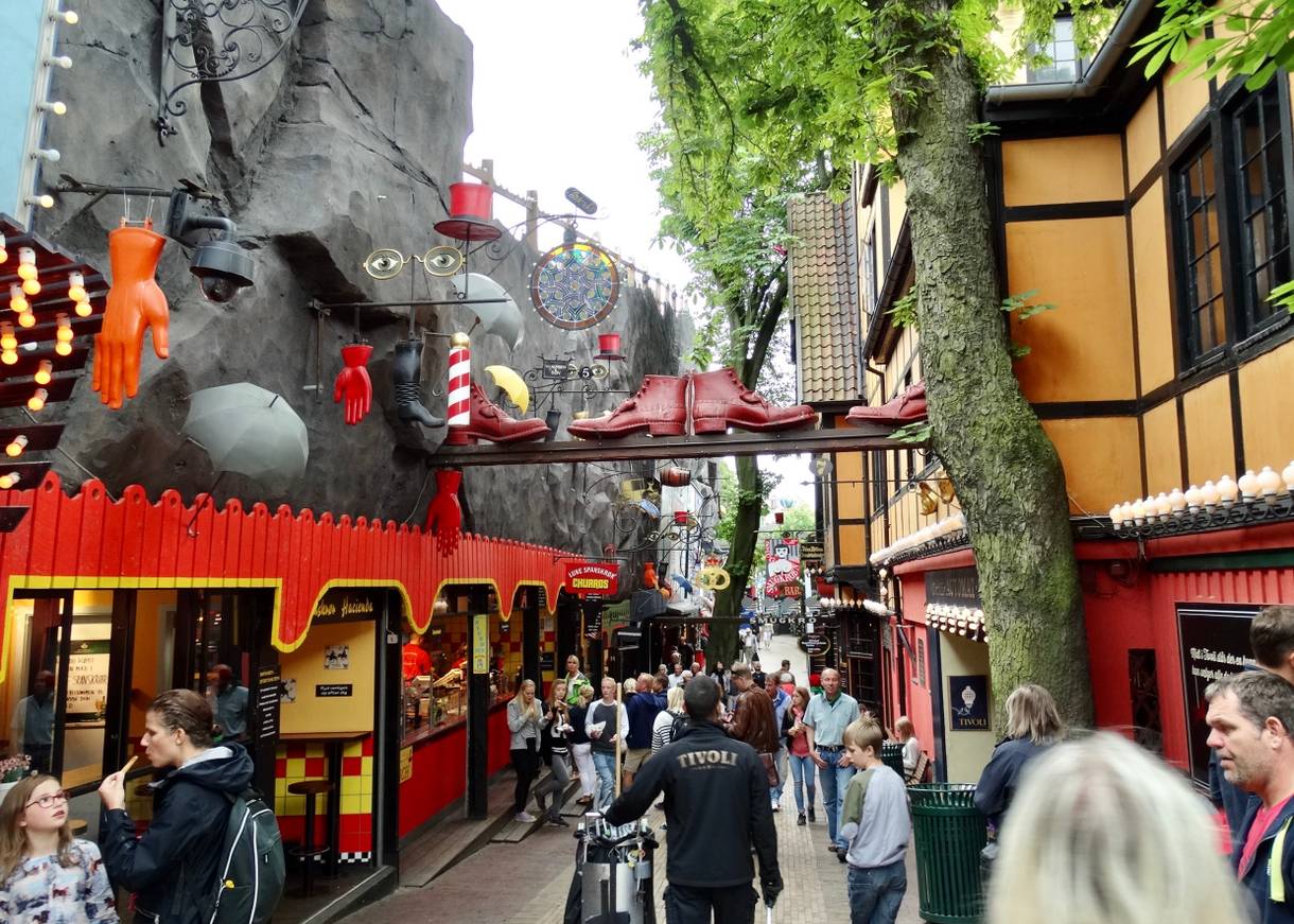 Gasse mit Losbuden und Lokalen im Tivoli