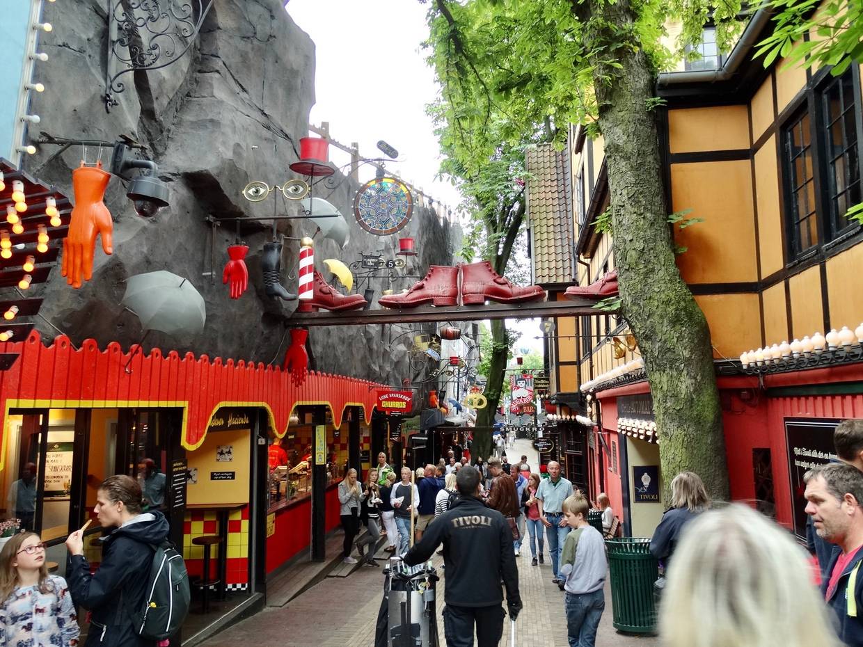 Gasse mit Losbuden und Lokalen im Tivoli