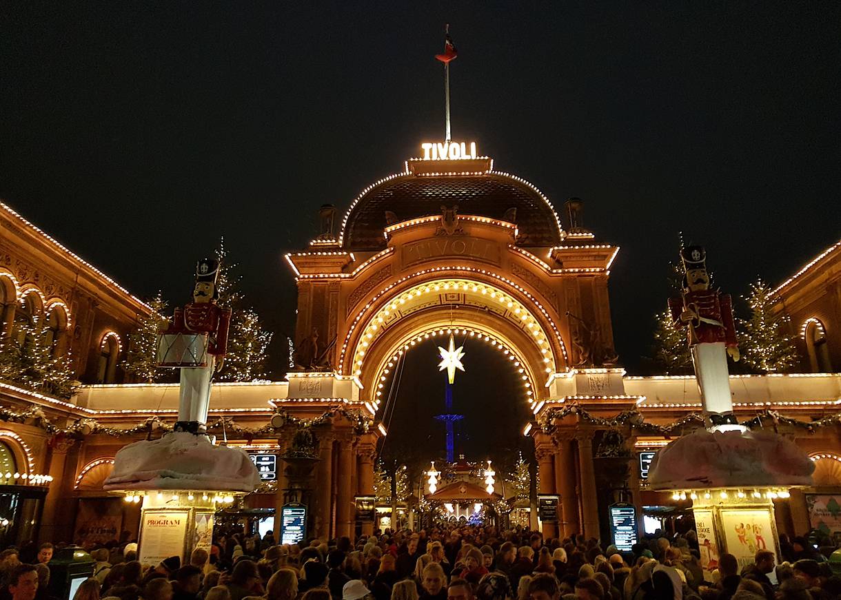 Reich illuminierter Eingang zum Tivoli im Dezember