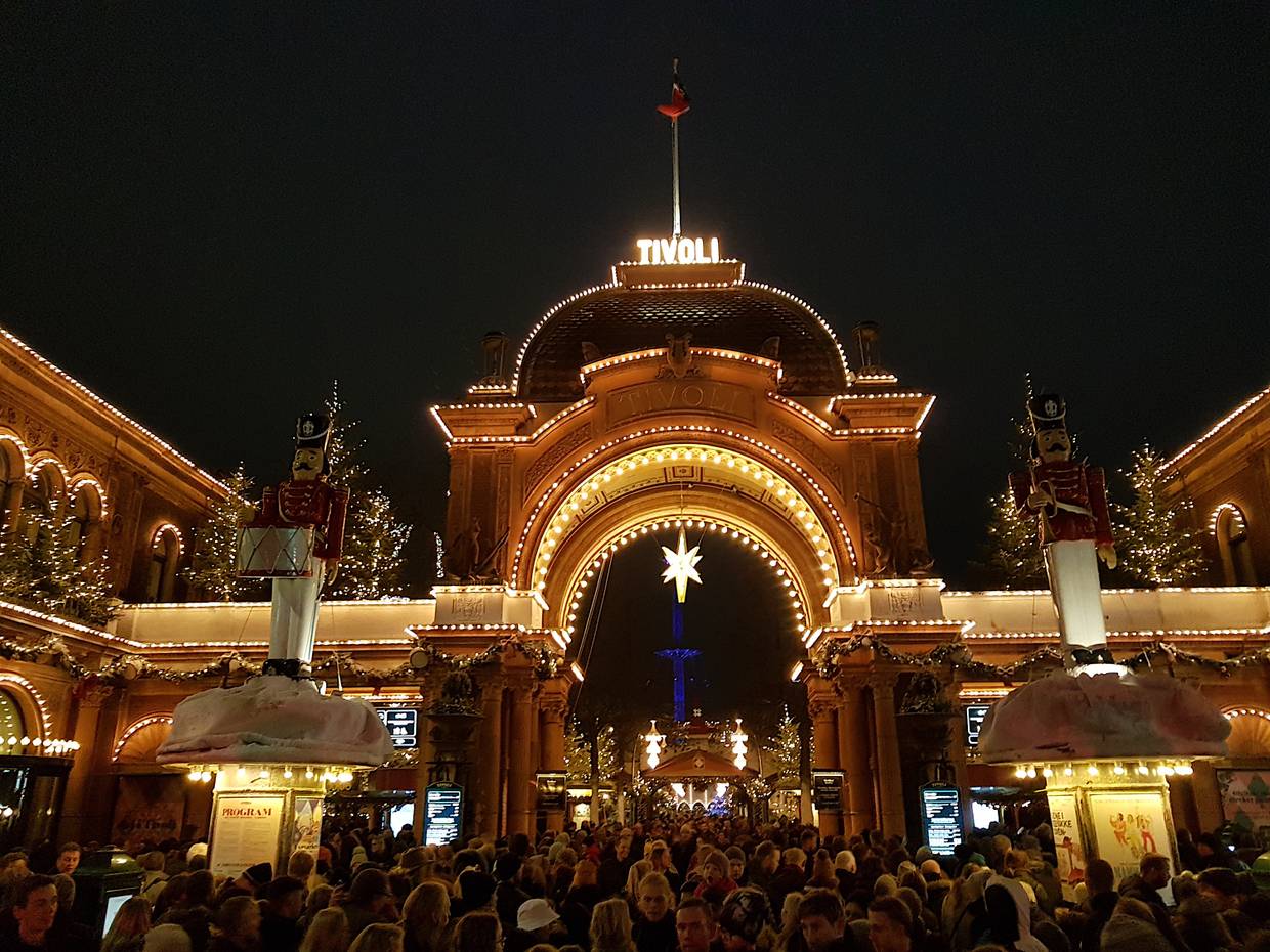Reich illuminierter Eingang zum Tivoli im Dezember