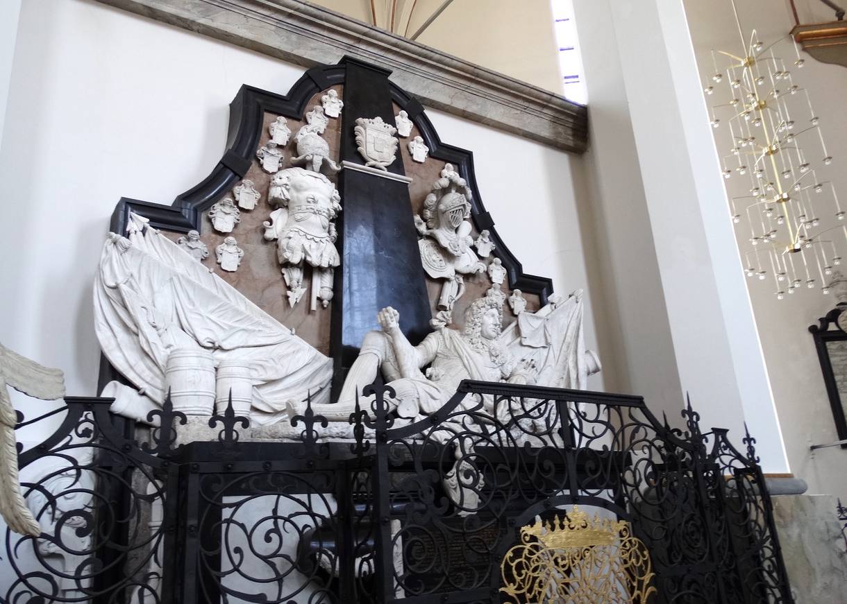 Wandskulptur aus Marmor mit einem liegenden König Christian